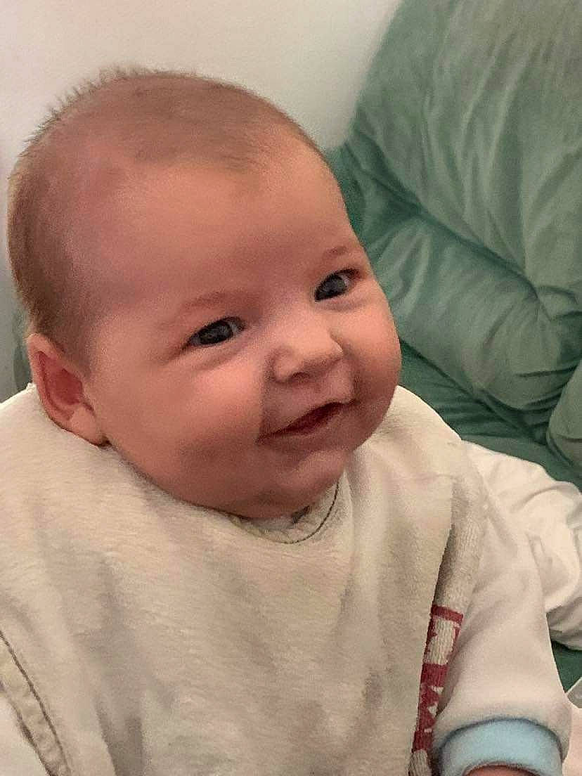 Lauryn a rejoint le concours — aidez-le/la à gagner de superbes lots ! baby, baby_toddler_clothing, cheek, chin, comfort, ear, eye, eyebrow, facial_expression, forehead, happy, iris, lip, mouth, neck, nose, person, skin, sleeve, smile