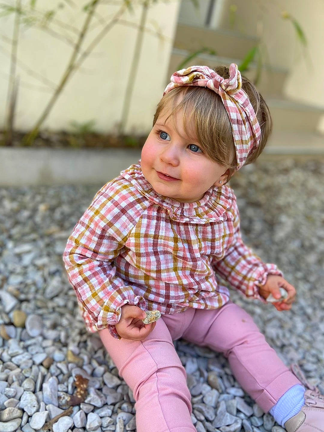 Lyana participe au concours pour gagner de l'argent avec cette photo : baby_toddler_clothing, dress, eye, face, fawn, grass, hand, happy, iris, joy, lip, pattern, people_in_nature, person, pink, plaid, plant, skin, sleeve, smile
