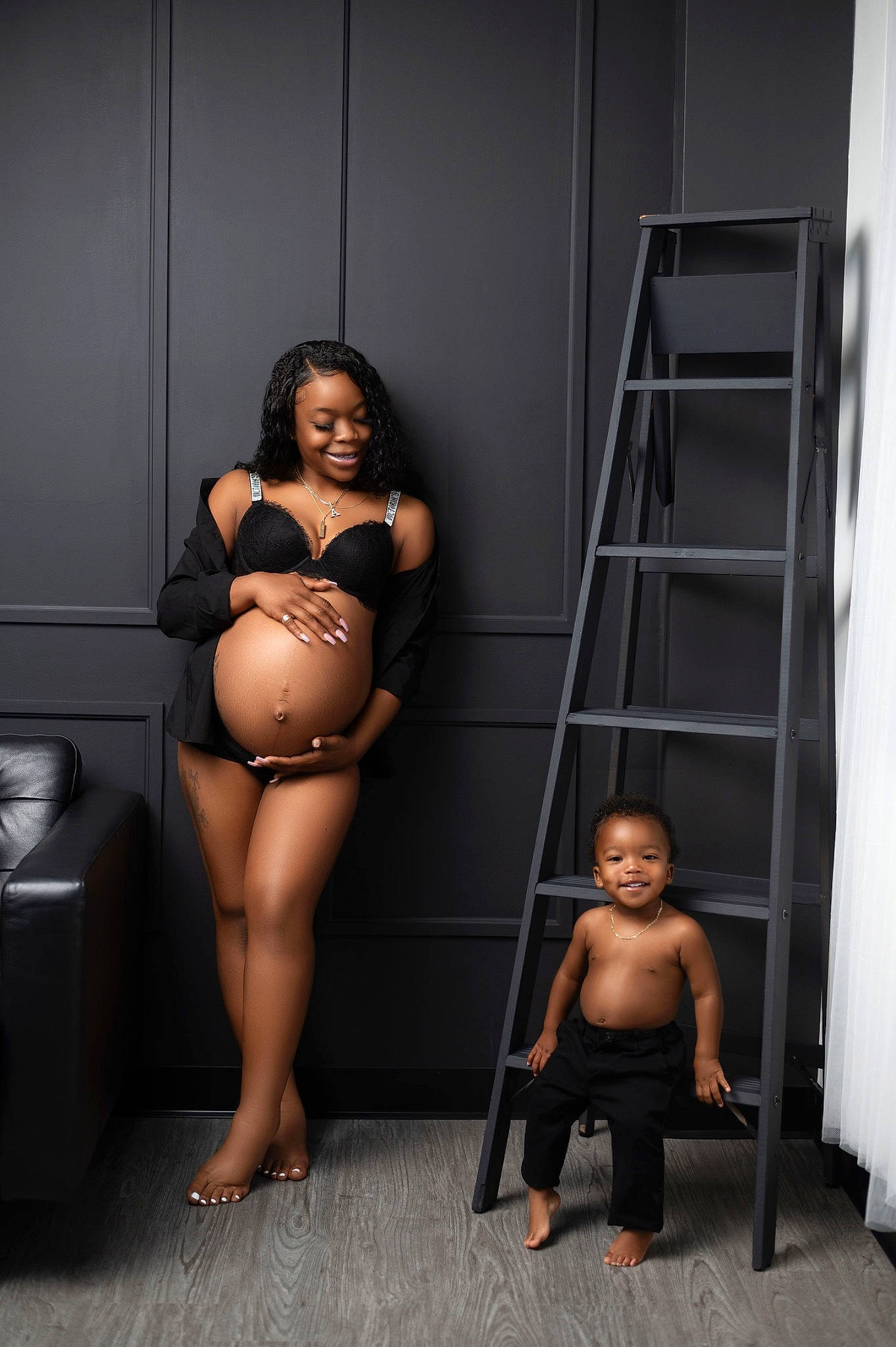 Deuce is registered to the contest to win money with this photo: abdomen, barefoot, brassiere, chest, elbow, flash_photography, flooring, foot, human_leg, joint, joy, knee, ladder, leg, muscle, person, sandal, shoulder, smile, thigh