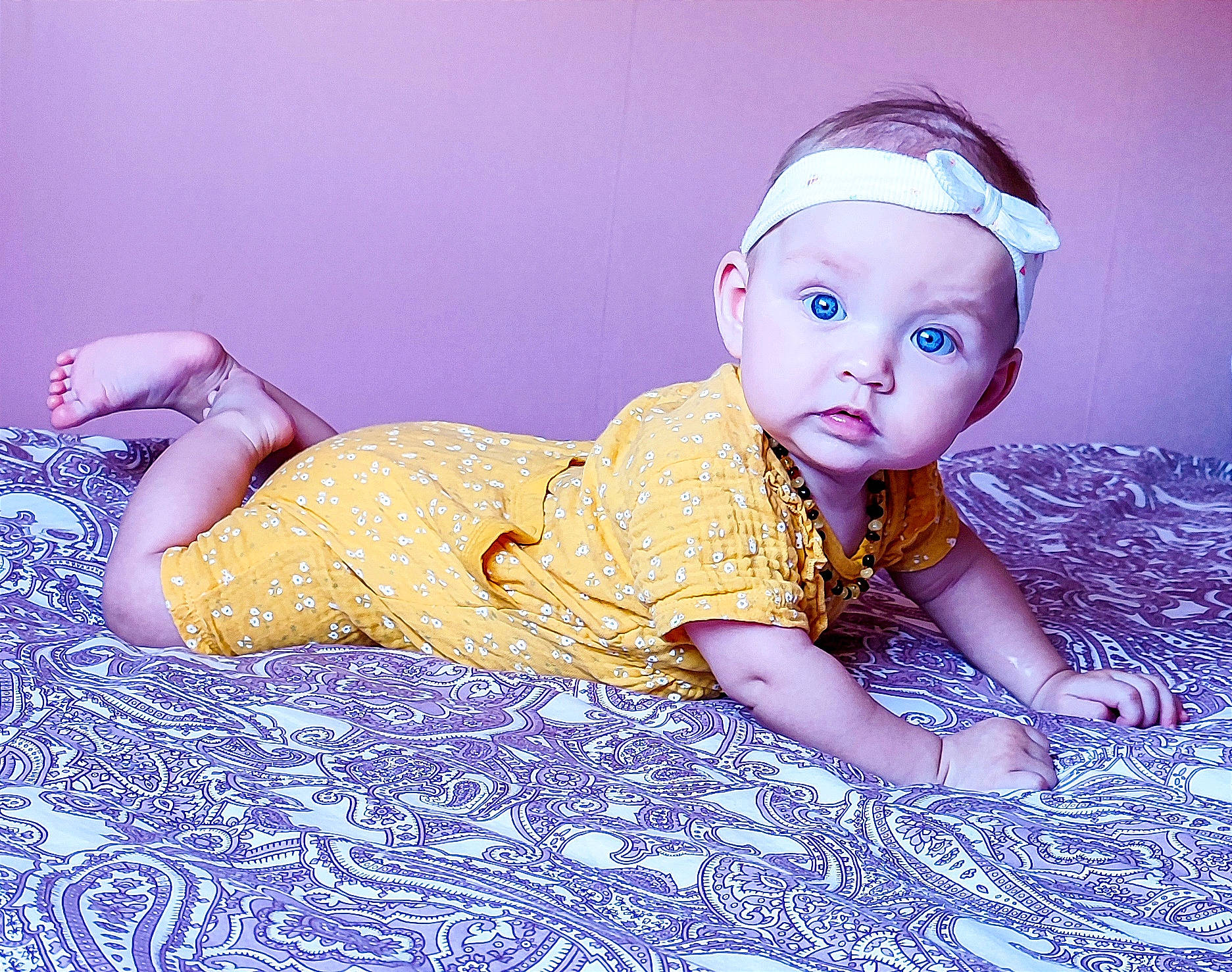 Romy a rejoint le concours — aidez-le/la à gagner de superbes lots ! baby_toddler_clothing, child, day_dress, doll, electric_blue, fashion_accessory, foot, headgear, human_leg, knee, magenta, pattern, person, pink, purple, sitting, skin, thigh, toy, violet