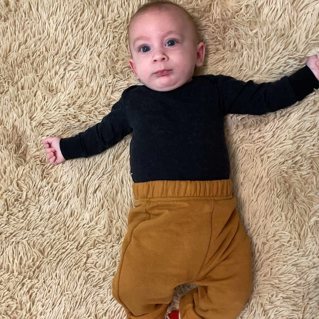 Richard a rejoint le concours — aidez-le/la à gagner de superbes lots ! baby, bodypart, clothing, face, finger, hand, happy, head, homedecor, knitwear, longsleeve, pants, person, photography, portrait, shorts, sleeve, smile, sweater, wood