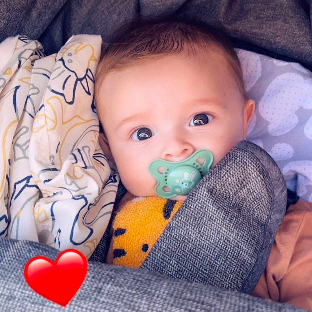 Islem a rejoint le concours — aidez-le/la à gagner de superbes lots ! baby, bed, blanket, clothing, couch, cushion, face, furniture, happy, head, homedecor, newborn, pants, person, photography, portrait, quilt, sleeping, smile, symbol