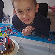 Alexi a rejoint le concours — aidez-le/la à gagner de superbes lots ! child, boy, smiling, birthday, cake, chocolate_tart, candles, tablecloth, balloons, party, indoor, face, celebration, cartoon_characters, decorations, zebra, happy, young, person, festive