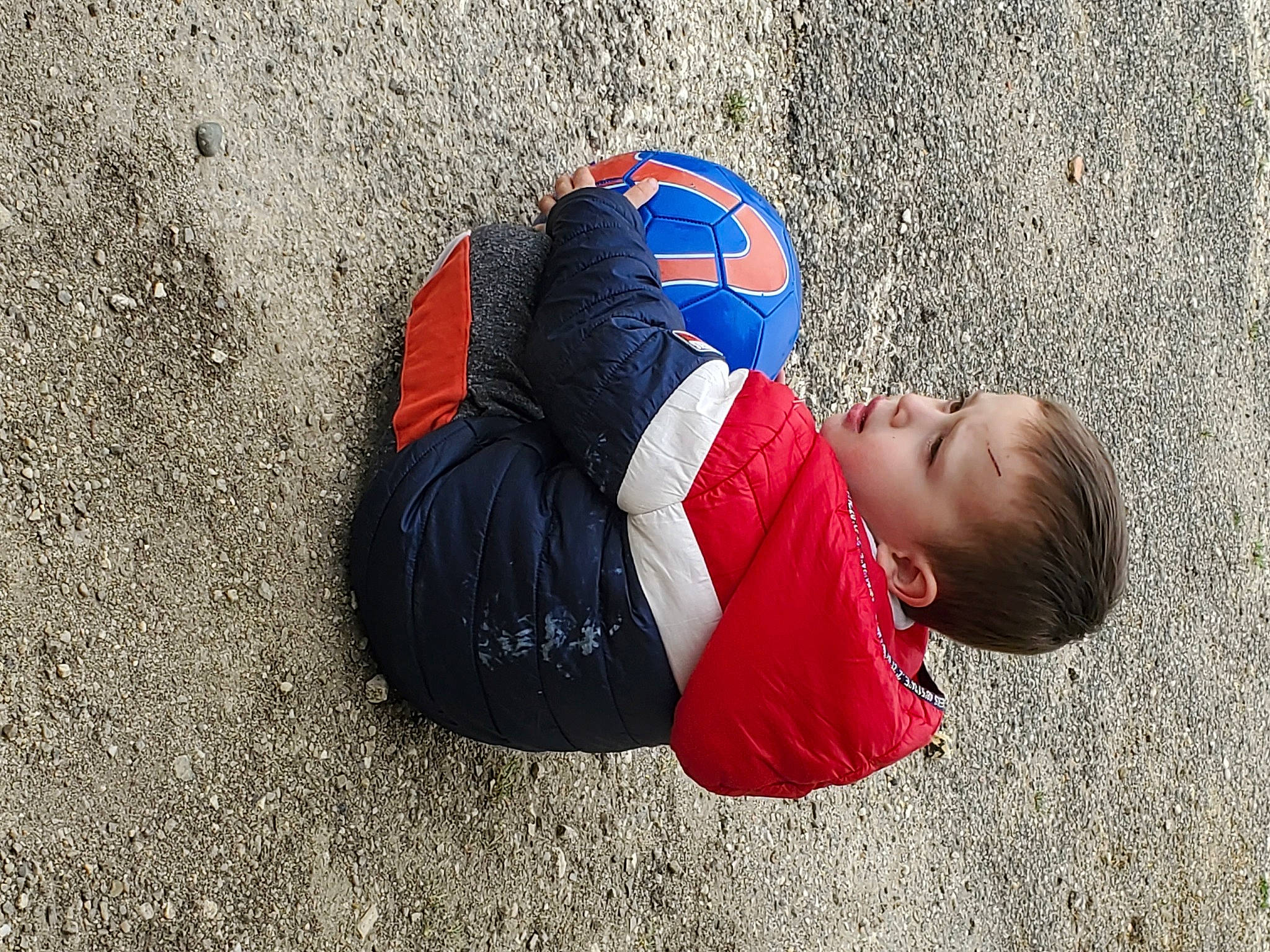 Alexi a rejoint le concours — aidez-le/la à gagner de superbes lots ! asphalt, baby, carmine, child, electric_blue, fashion_accessory, fun, grass, headgear, human_body, leisure, people_in_nature, person, play, road_surface, sand, sidewalk, sitting, soil, t_shirt