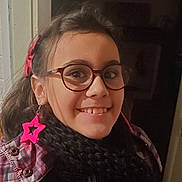 Maina a rejoint le concours — aidez-le/la à gagner de superbes lots ! child, girl, smiling, glasses, earrings, pink, star, scarf, black_scarf, plaid_jacket, indoor, portrait, happy, young, face, person, hair, accessory, cozy, fashion