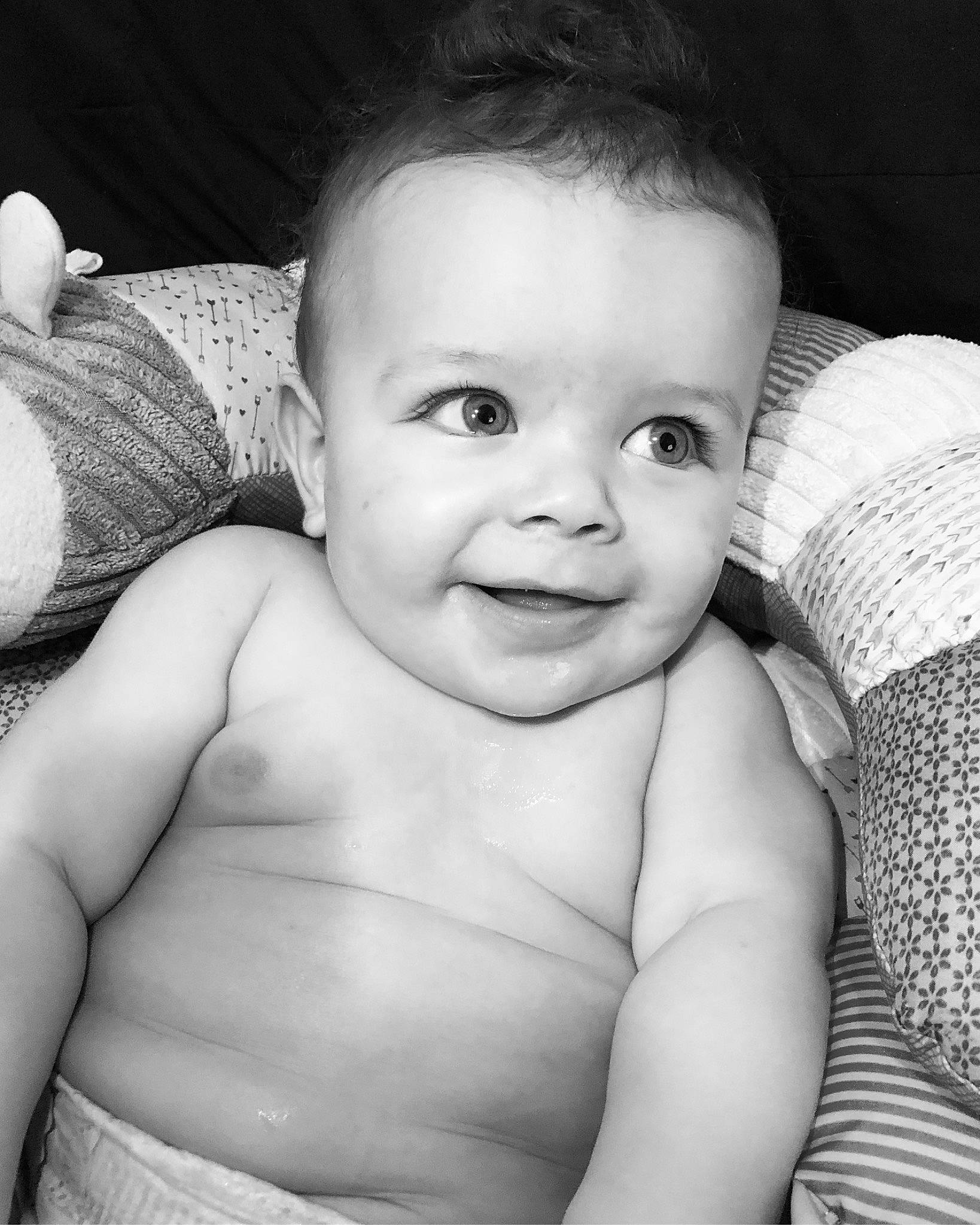 Matteo is registered to the contest to win money with this photo: arm, cheek, chin, eye, eyebrow, face, facial_expression, forehead, hair, hairstyle, hand, head, joy, lip, mouth, muscle, nose, person, shoulder, skin