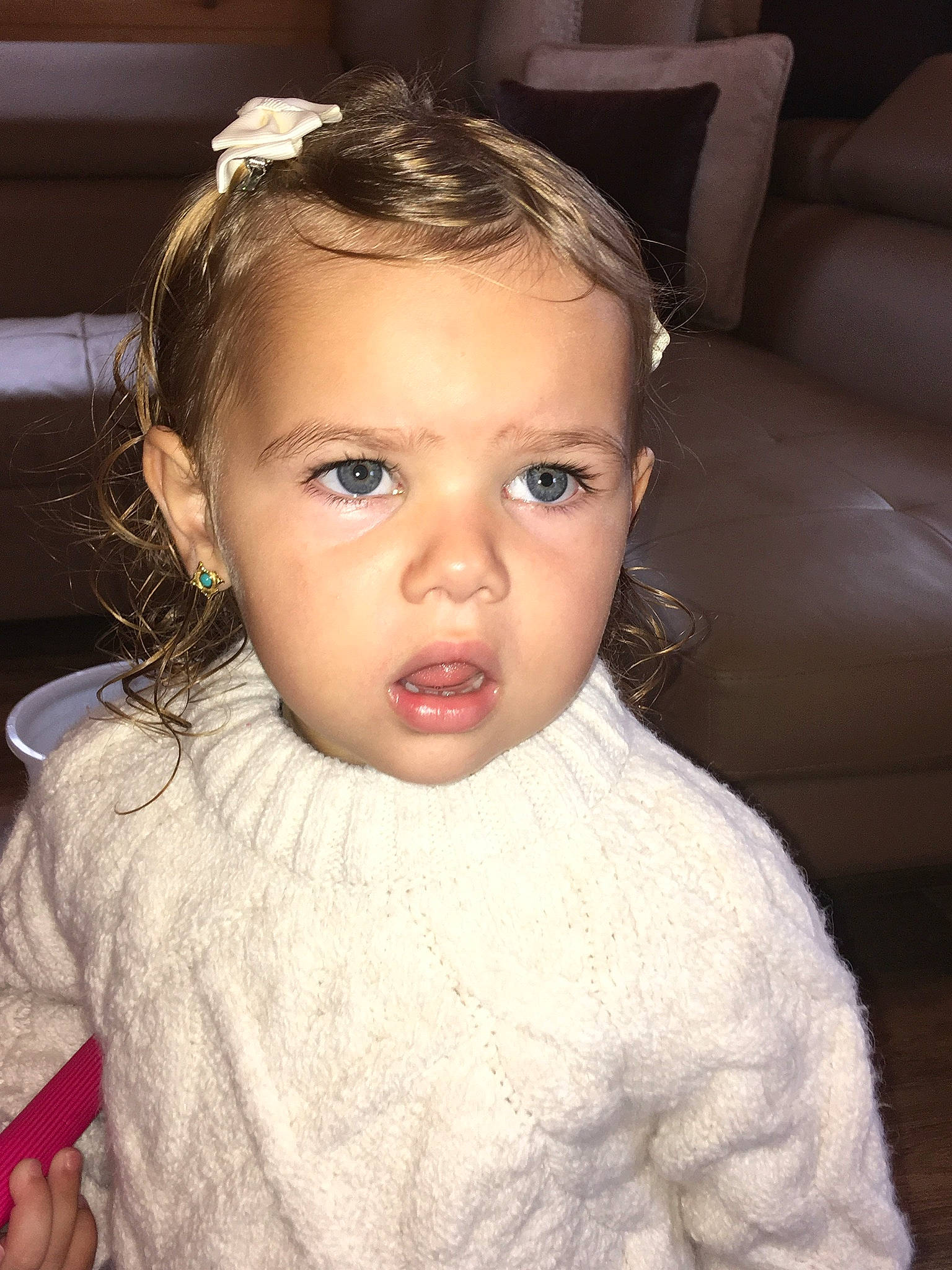 Tess participe au concours pour gagner de l'argent avec cette photo : baby, brown_hair, cheek, child, child_model, chin, ear, eye, eyebrow, face, forehead, hair, hair_accessory, hairstyle, head, iris, lip, nose, person, skin