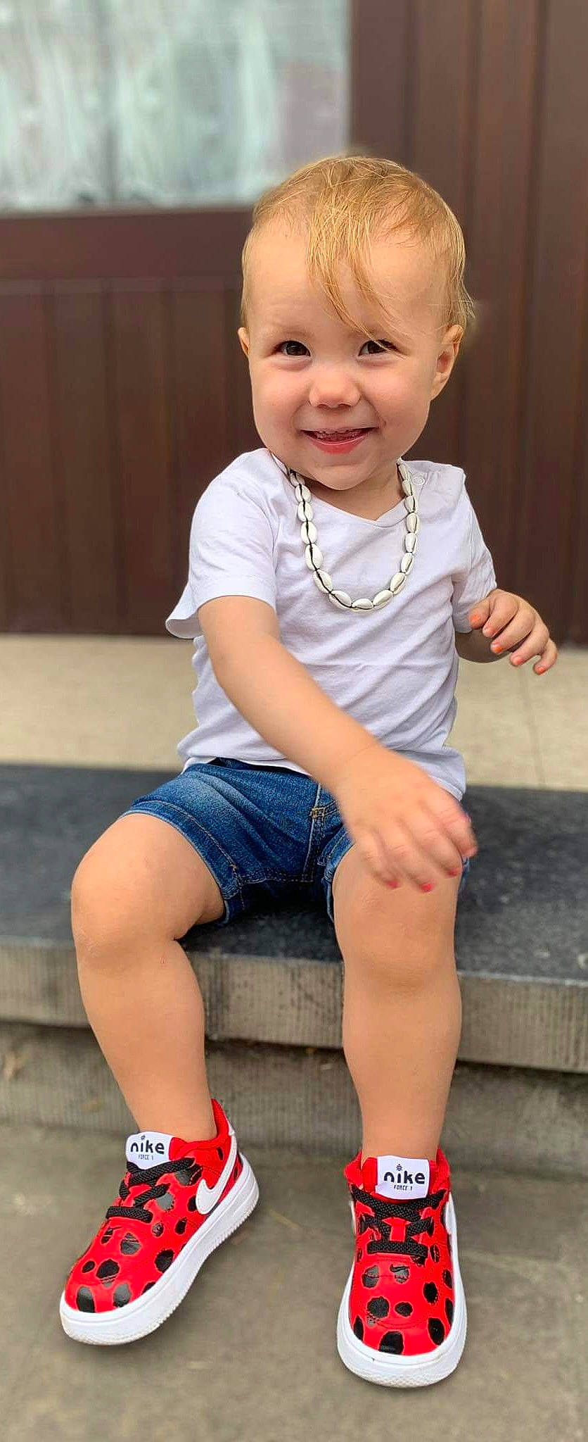 Hope a rejoint le concours — aidez-le/la à gagner de superbes lots ! baby_toddler_clothing, blue, face, finger, fun, happy, joint, joy, knee, leg, person, photograph, pink, shorts, skin, sleeve, smile, standing, t_shirt, thigh
