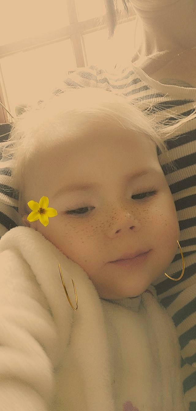 Hope participe au concours pour gagner de l'argent avec cette photo : baby, cheek, chin, comfort, ear, eye, eyebrow, eyelash, face, forehead, gesture, happy, human_body, iris, lip, mouth, nose, person, petal, skin