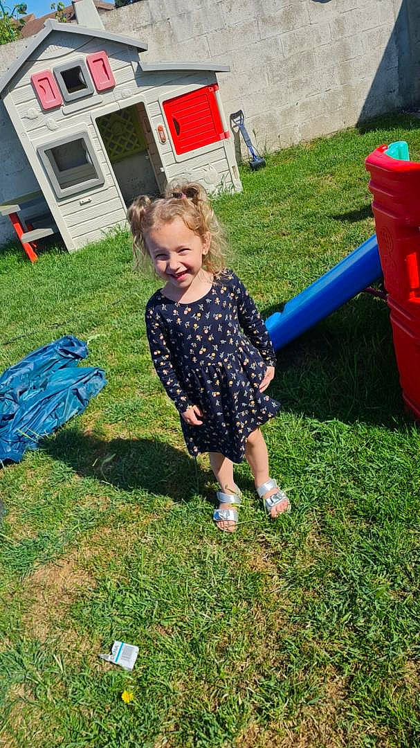 Liya participe au concours pour gagner de l'argent avec cette photo : child, chute, city, electric_blue, event, fun, grass, happy, joy, lawn, leisure, pattern, people_in_nature, person, play, recreation, smile, soil, summer, t_shirt