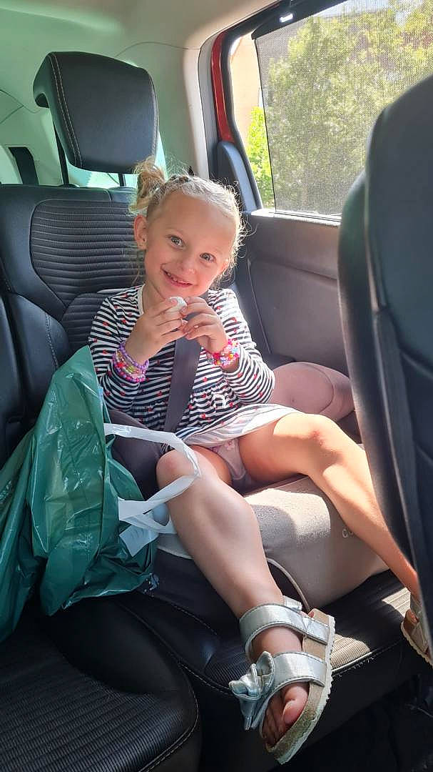 Liya a rejoint le concours — aidez-le/la à gagner de superbes lots ! auto_part, automotive_design, car, car_seat, car_seat_cover, comfort, dress, finger, head_restraint, joy, knee, leg, mode_of_transport, motor_vehicle, person, seat_belt, shoe, smile, sneakers, thigh