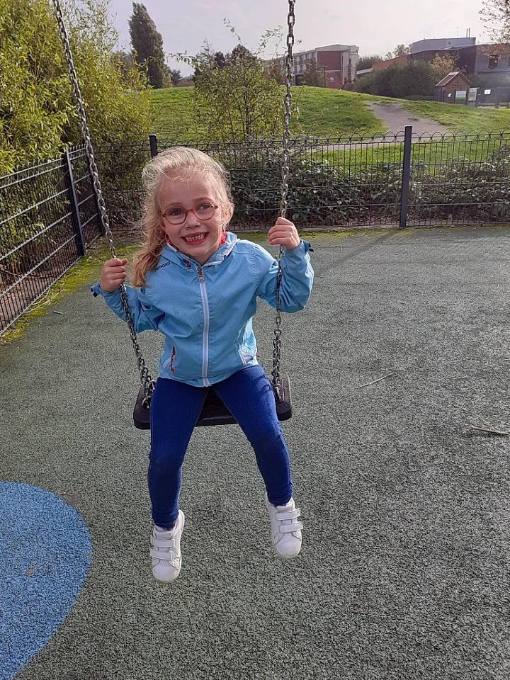 Lola participe au concours pour gagner de l'argent avec cette photo : asphalt, baby_toddler_clothing, child, city, electric_blue, fun, gesture, grass, happy, joy, leisure, people_in_nature, person, plant, recreation, road_surface, sky, sleeve, smile, sweatpant