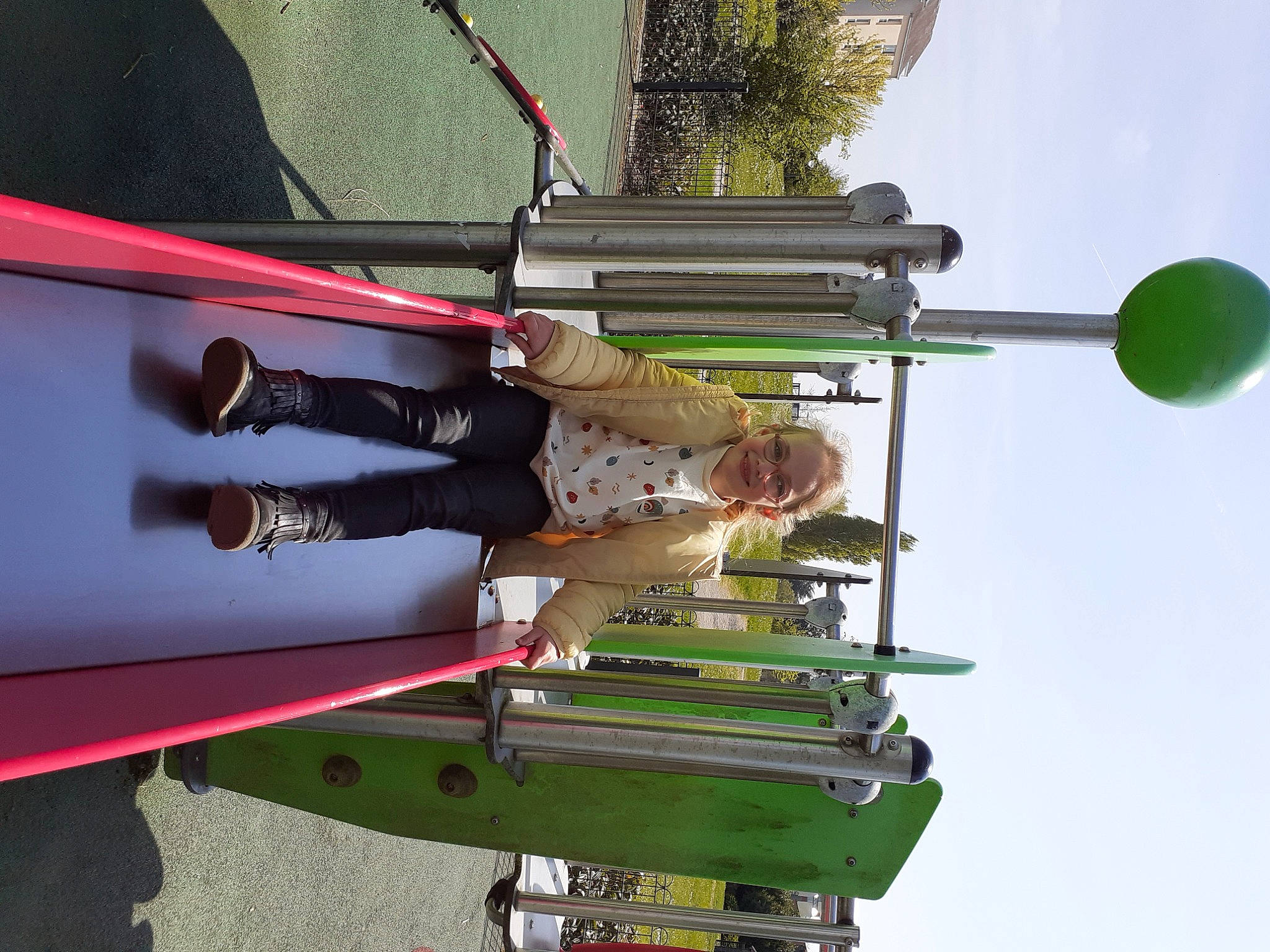 Lola participe au concours pour gagner de l'argent avec cette photo : fun, green, joy, leisure, machine, person, pole, recreation, sky, toddler, transport, tree