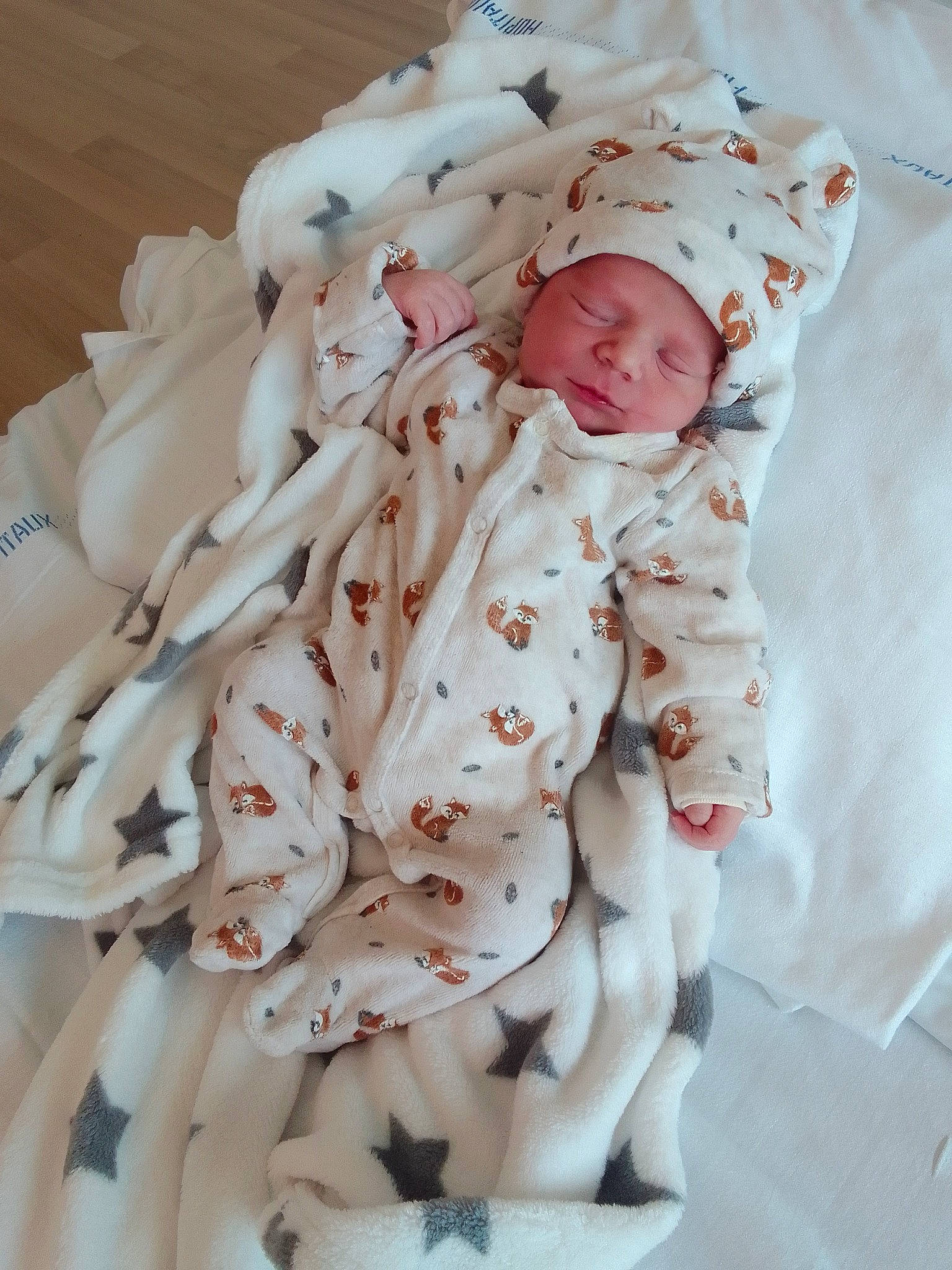 Kenan participe au concours pour gagner de l'argent avec cette photo : baby, baby_products, baby_safety, baby_sleeping, baby_toddler_clothing, bedding, carmine, child, comfort, fur, headwear, linens, pattern, peach, person, petal, pink, room, sitting, sleeve