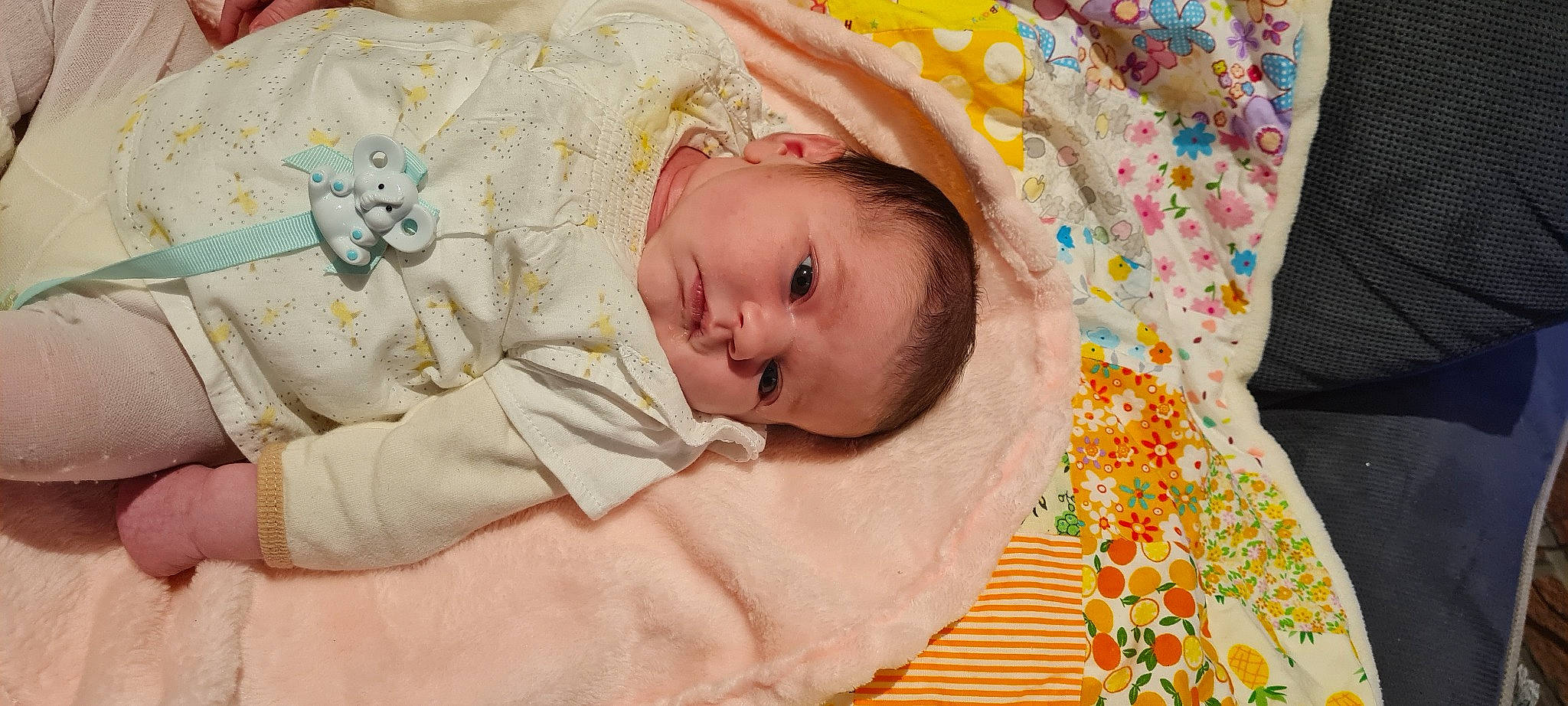 Brianna a rejoint le concours — aidez-le/la à gagner de superbes lots ! baby, baby_products, baby_toddler_clothing, bedtime, cheek, child, comfort, eye, grass, happy, hat, headgear, iris, linens, lip, pattern, person, room, skin, sleep