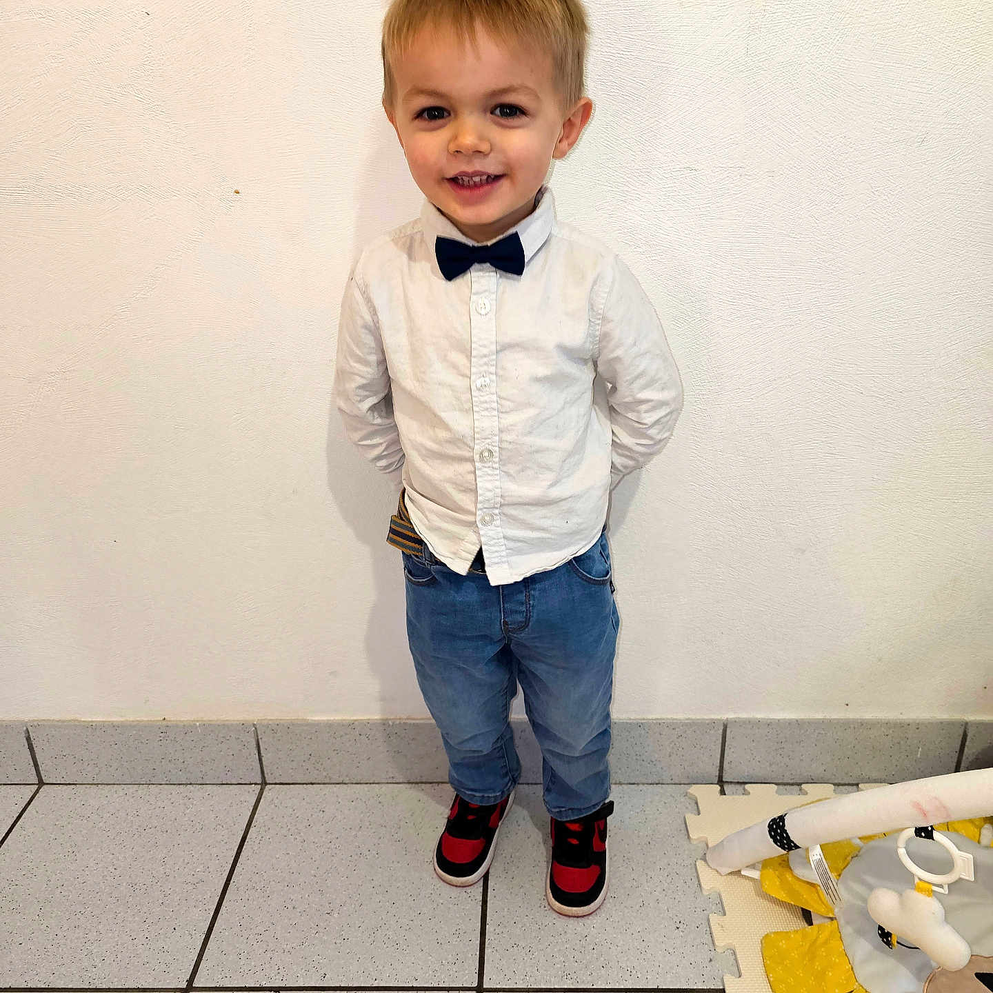 Aaron participe au concours pour gagner de l'argent avec cette photo : accessories, bowtie, boy, child, clothing, face, footwear, formalwear, happy, head, jeans, male, pants, person, photography, portrait, shirt, shoe, standing, tie