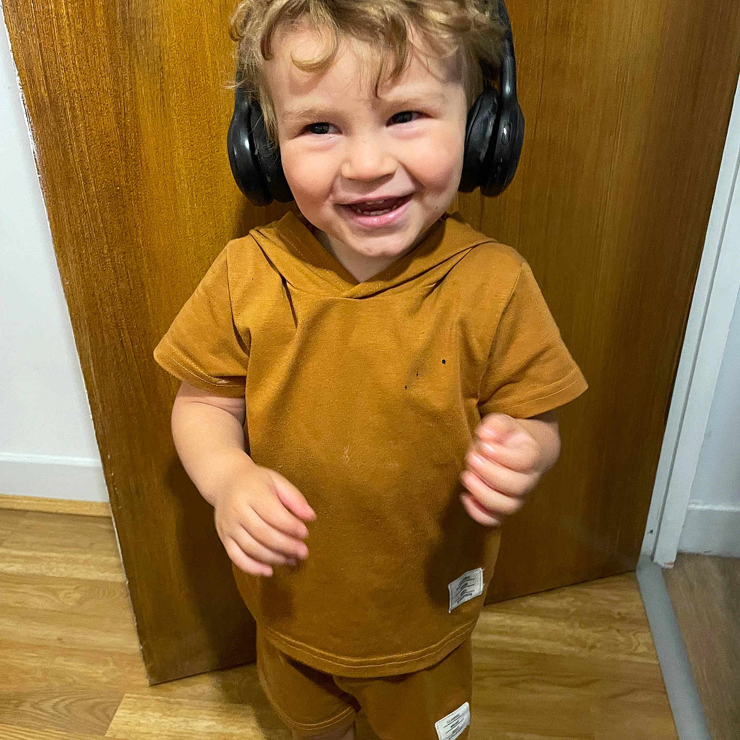 Wyatt participe au concours pour gagner de l'argent avec cette photo : baby, bodypart, clothing, electronics, face, finger, hand, happy, hardwood, head, hosiery, indoors, interiordesign, person, photography, plywood, portrait, smile, sock, wood