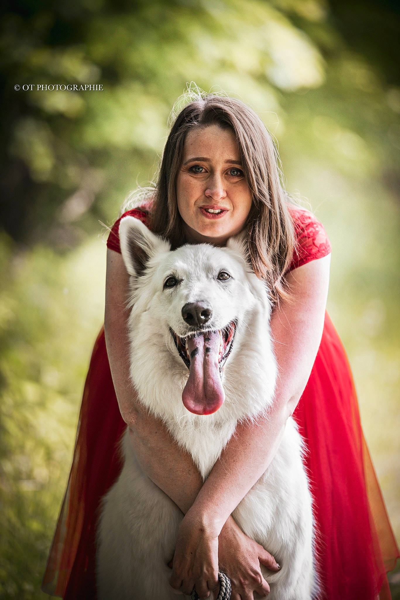 Natsu participe au concours pour gagner de l'argent avec cette photo : canidae, canis, carnivore, companion_dog, dog, dog_breed, fawn, flash_photography, fur, grass, happy, jaw, mammal, people_in_nature, smile, snout, sporting_group, street_fashion, tree, whiskers