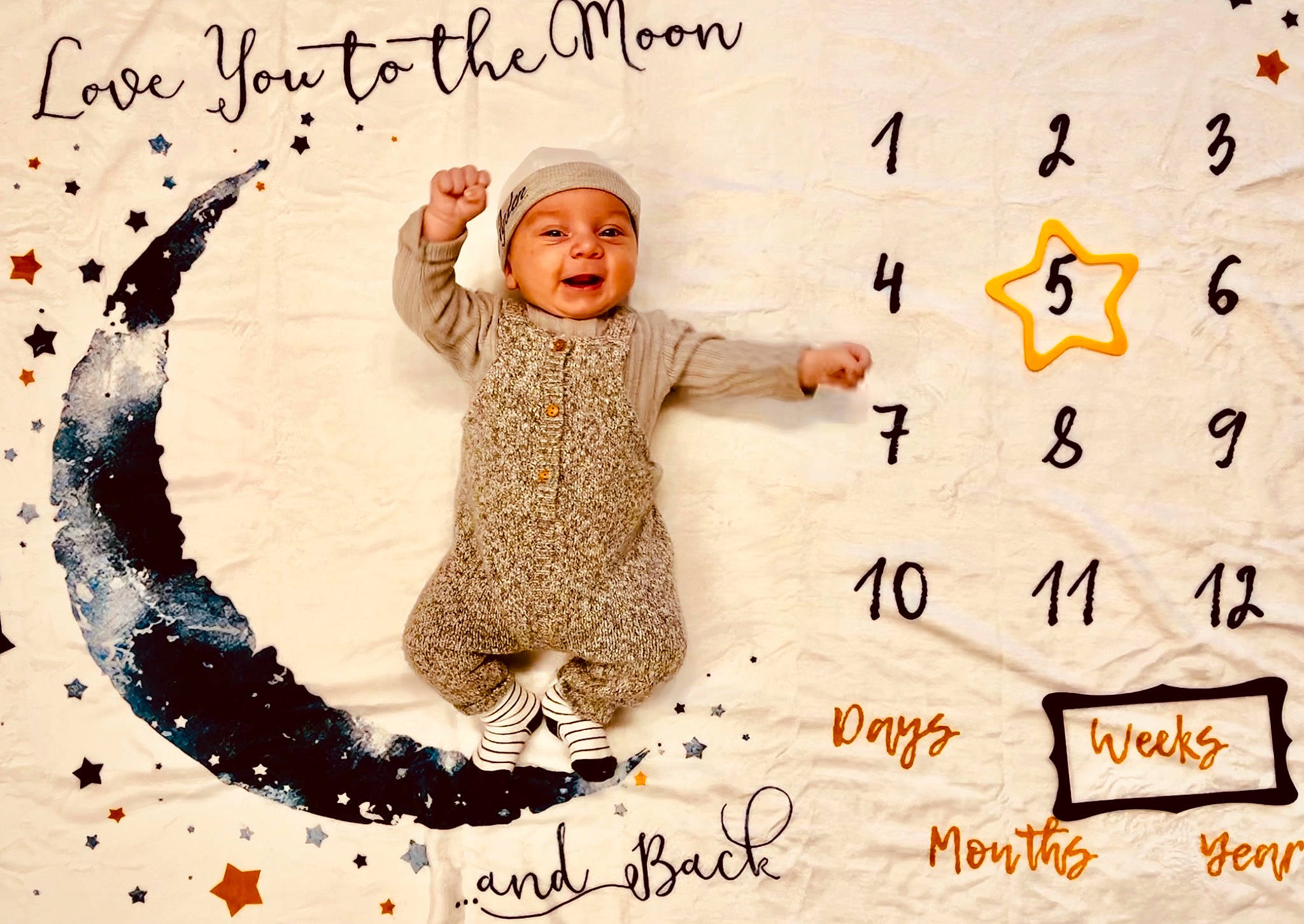 Ayden a rejoint le concours — aidez-le/la à gagner de superbes lots ! baby, baby_toddler_clothing, child_art, drawing, facial_expression, gesture, handwriting, happy, headwear, illustration, person, photo_caption, pleased