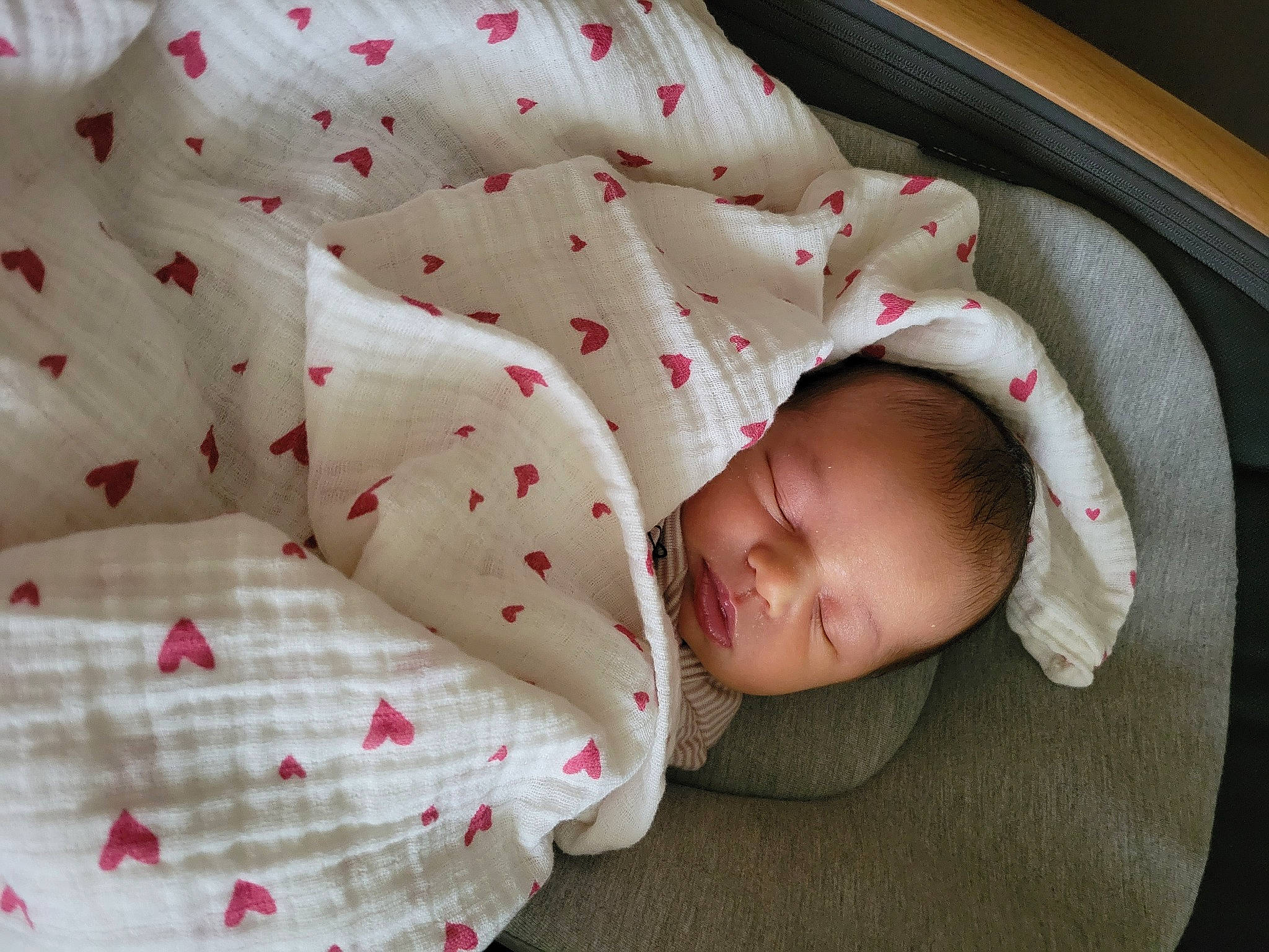 Cora is registered to the contest to win money with this photo: baby, baby_products, baby_safety, baby_sleeping, baby_toddler_clothing, bedding, bedtime, carmine, child, comfort, infant_bed, linens, nap, pattern, person, product, room, sleep, sleeve, textile