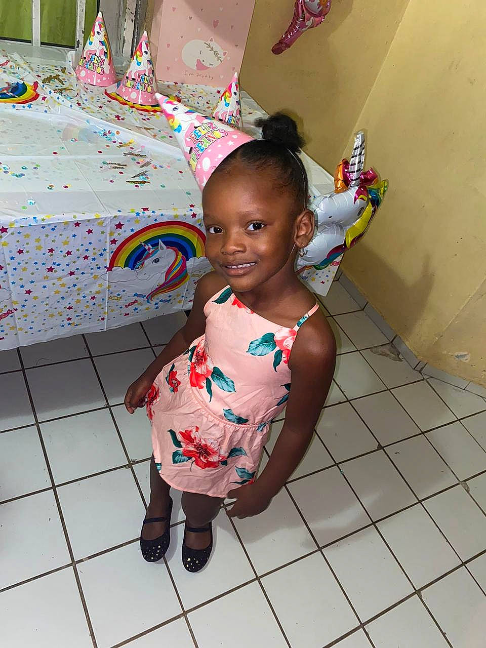 Aïyana participe au concours pour gagner de l'argent avec cette photo : baby, baby_toddler_clothing, child, floor, flooring, foot, joy, linens, party_supply, person, pink, sandal, tile, tile_flooring, toddler