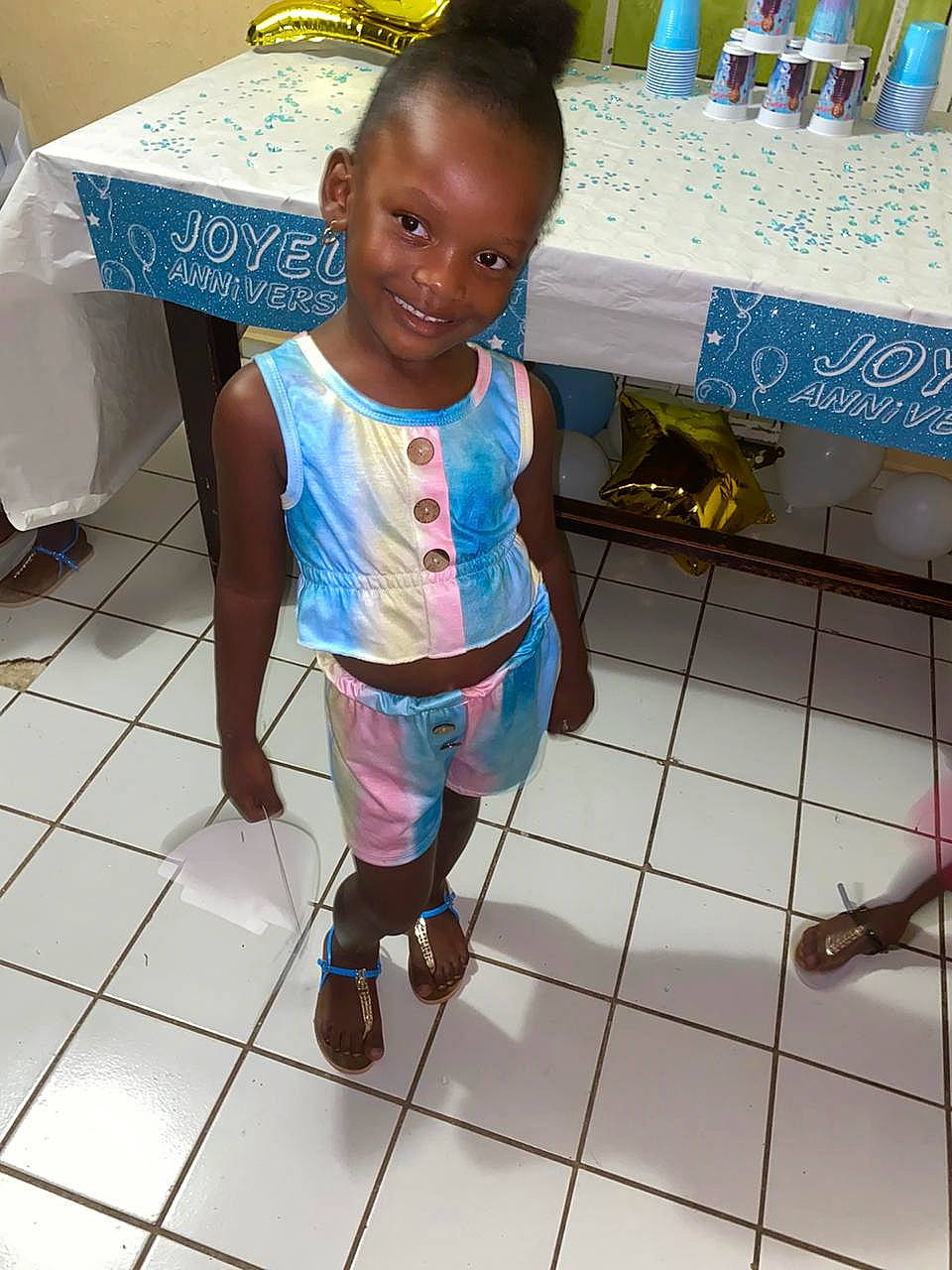 Aïyana participe au concours pour gagner de l'argent avec cette photo : ankle, baby, baby_toddler_clothing, box, child, flip_flops, floor, flooring, foot, joy, nightwear, person, sandal, slipper, tile, tile_flooring, toddler