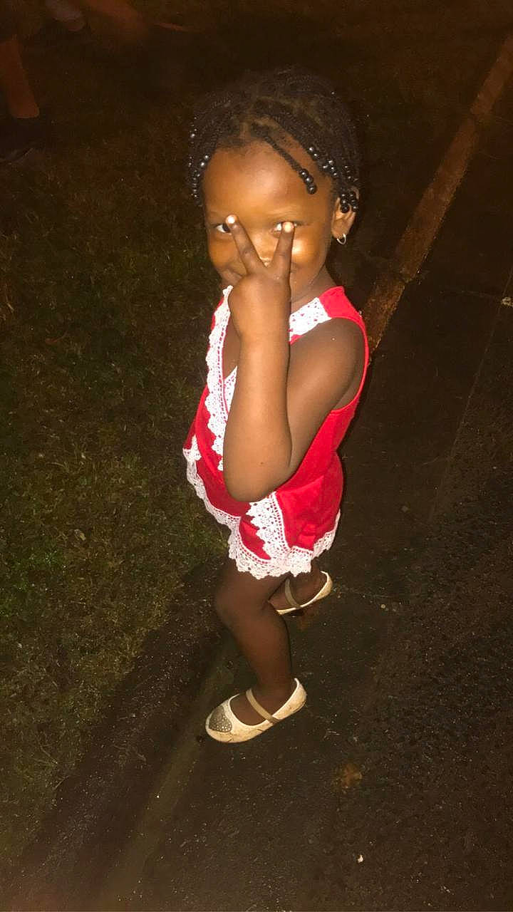 Aïyana a rejoint le concours — aidez-le/la à gagner de superbes lots ! baby_toddler_clothing, beauty, black_hair, child, cool, cornrows, dreadlocks, ear, hair, hair_accessory, hairstyle, headband, lip, mouth, nose, person, shoe, snapshot, sock, toddler