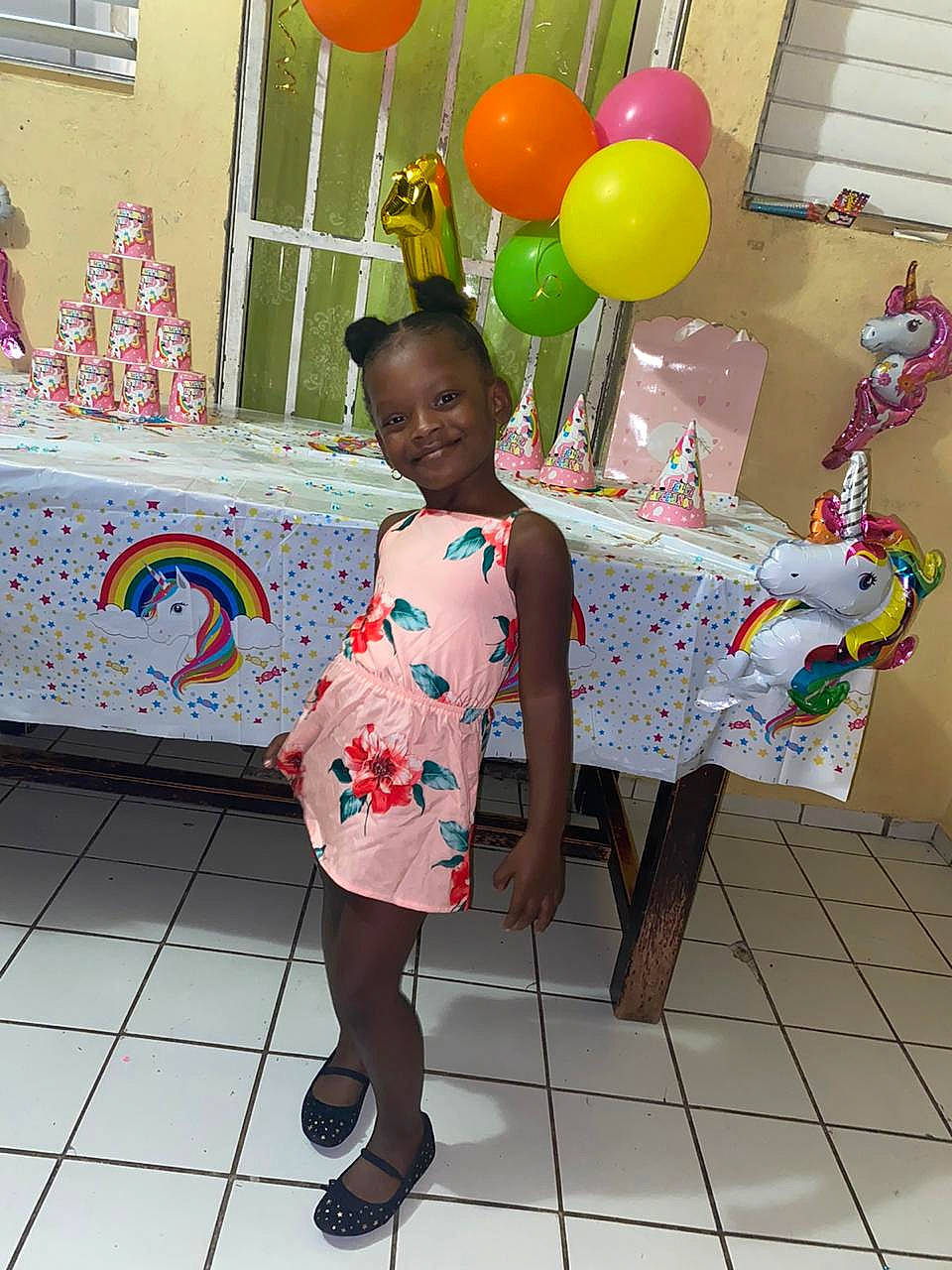 Aïyana a rejoint le concours — aidez-le/la à gagner de superbes lots ! baby_toddler_clothing, balloon, birthday, birthday_party, decoration, floor, flooring, foot, joy, linens, party, party_supply, pattern, person, pink, sandal, sweetness, tile