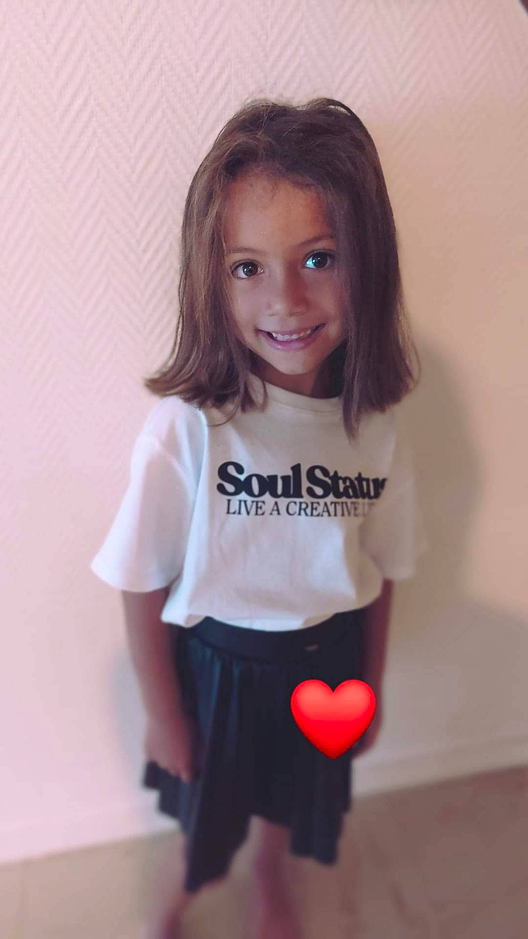 Siara participe au concours pour gagner de l'argent avec cette photo : balloon, black_hair, brown_hair, eyelash, gesture, happy, human_leg, joint, joy, knee, long_hair, neck, person, shoulder, sleeve, smile, sportswear, standing, t_shirt, thigh