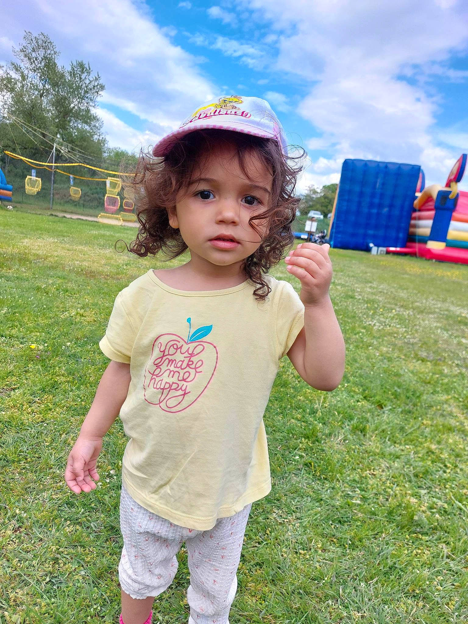 Stejsi participe au concours pour gagner de l'argent avec cette photo : baby_toddler_clothing, blue, child, cloud, cool, flag, grass, grassland, hair, happy, hat, leisure, people_in_nature, person, plant, skin, sky, sleeve, summer, toddler