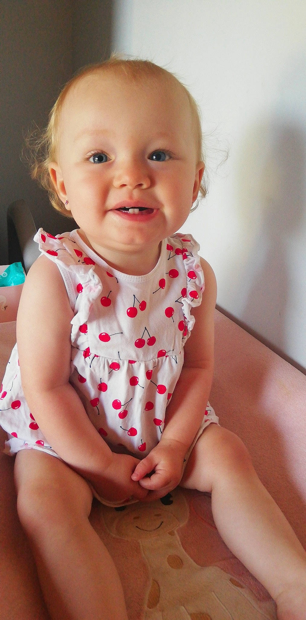 Lilou participe au concours pour gagner de l'argent avec cette photo : baby, baby_toddler_clothing, blond, cheek, chin, face, finger, happy, iris, joy, lip, mouth, neck, nose, pattern, person, pink, skin, sleeve, smile