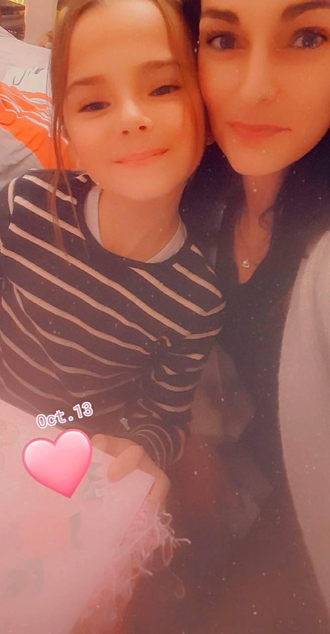 Maïlee a rejoint le concours — aidez-le/la à gagner de superbes lots ! cheek, chin, eyebrow, facial_expression, finger, forehead, gesture, hairstyle, happy, jaw, joy, lip, mouth, neck, nose, organ, person, pink, shoulder, skin