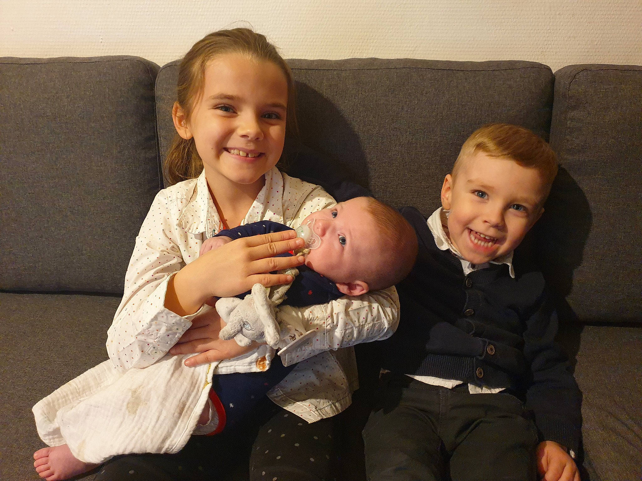 Maïlee a rejoint le concours — aidez-le/la à gagner de superbes lots ! baby, baby_toddler_clothing, child, comfort, couch, ear, eye, face, facial_expression, finger, head, iris, joy, lap, laugh, living_room, nose, person, skin, smile