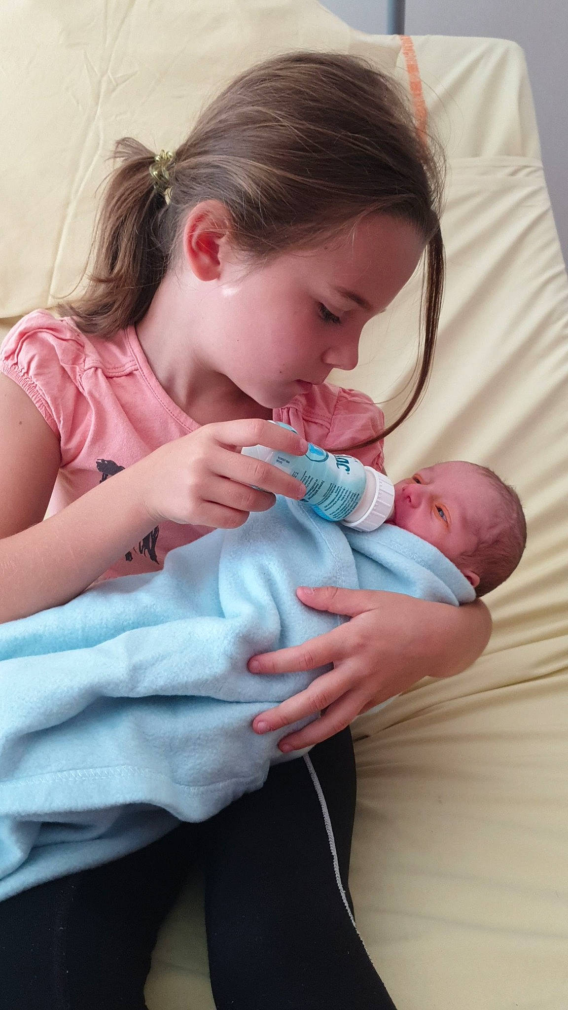 Maïlee a rejoint le concours — aidez-le/la à gagner de superbes lots ! arm, baby, baby_products, baby_toddler_clothing, cheek, child, comfort, elbow, finger, gesture, hair, hand, happy, joint, nail, person, pink, shoulder, skin, thumb