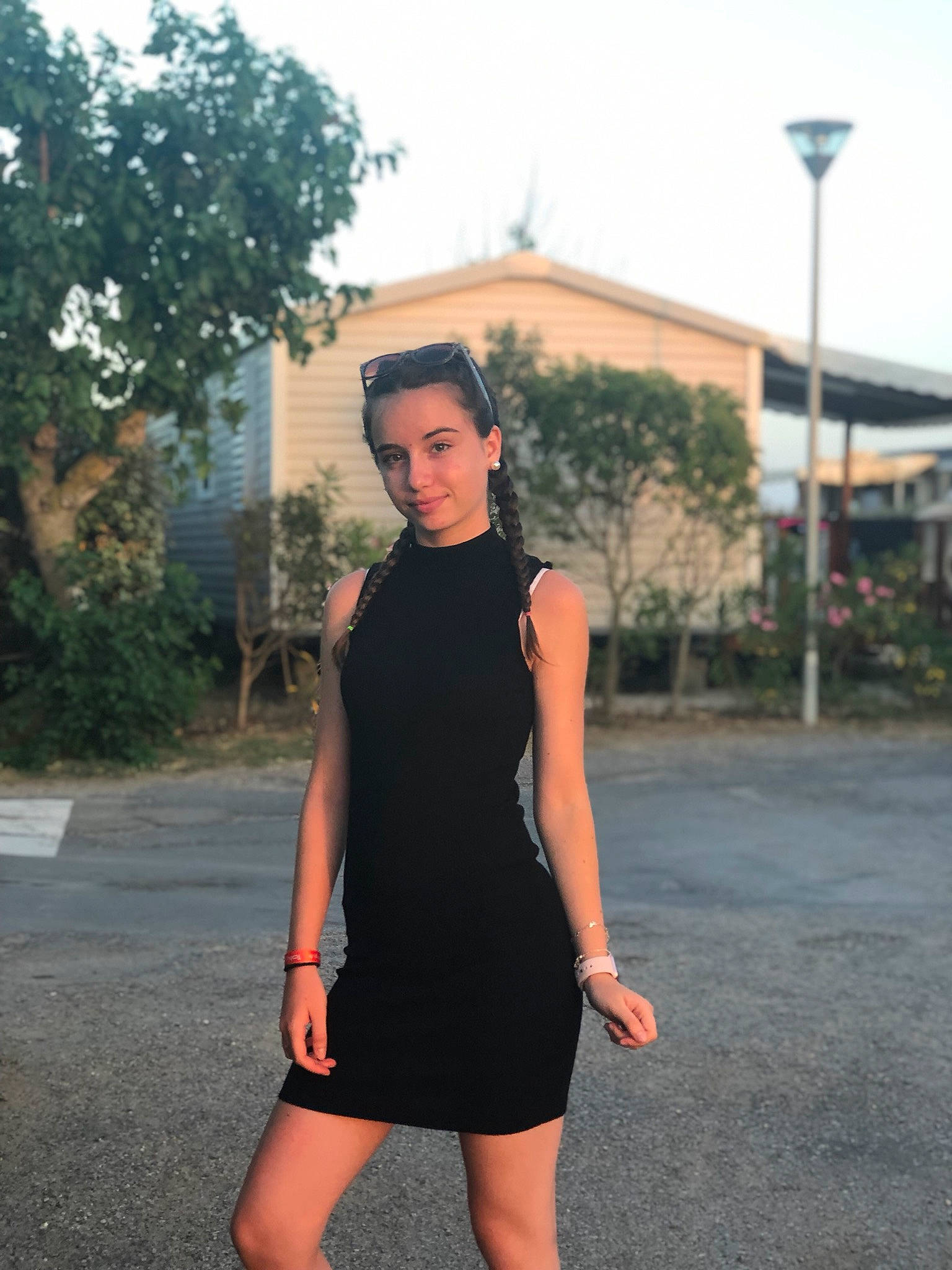 Laureen a rejoint le concours — aidez-le/la à gagner de superbes lots ! black, clothing, cocktail_dress, dress, fashion, fashion_model, footwear, joint, joy, little_black_dress, neck, person, photo_shoot, photography, shoe, shoulder, snapshot, standing, street_fashion, style