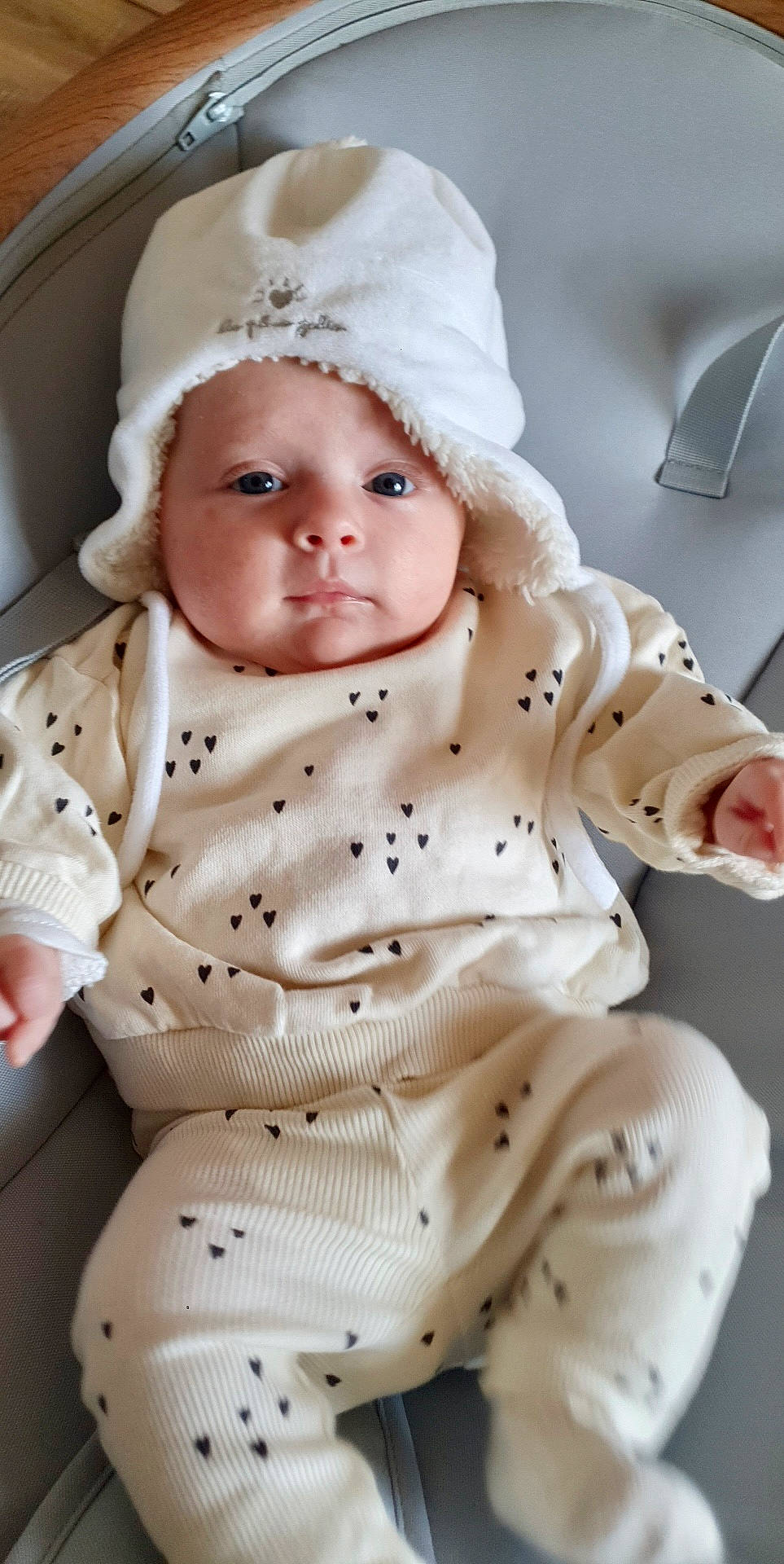 Khaleessi a rejoint le concours — aidez-le/la à gagner de superbes lots ! baby, baby_products, baby_safety, baby_sleeping, baby_toddler_clothing, cap, cheek, child, collar, comfort, happy, headgear, headwear, lip, mouth, person, photograph, sitting, skin, sleeve