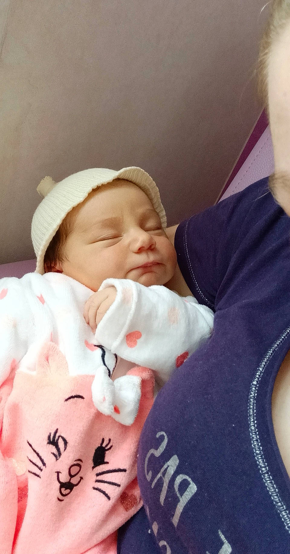 Siana a rejoint le concours — aidez-le/la à gagner de superbes lots ! baby, bedtime, cheek, child, headwear, nap, person, skin, sleep, toddler