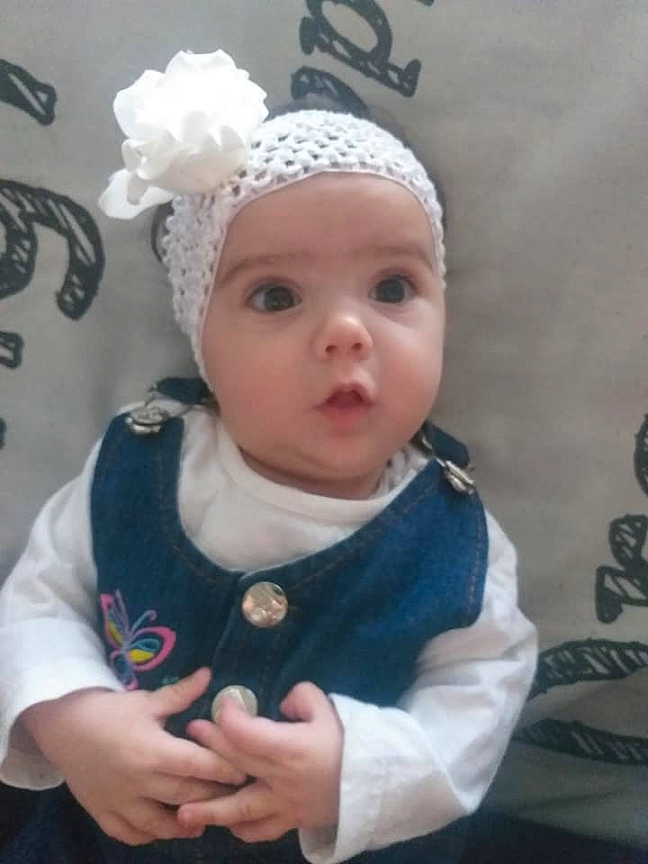 Serena participe au concours pour gagner de l'argent avec cette photo : baby, baby_products, baby_toddler_clothing, bonnet, cheek, child, costume_accessory, creative_arts, embellishment, hair_accessory, headband, headgear, headpiece, headwear, person, portrait_photography, surprise, toddler