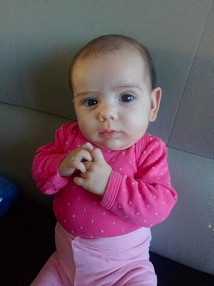 Serena a rejoint le concours — aidez-le/la à gagner de superbes lots ! baby, baby_grabbing_for_something, baby_toddler_clothing, cheek, child, finger, forehead, joint, lip, mouth, nose, organ, person, pink, skin, sleeve, sock, thumb, toddler