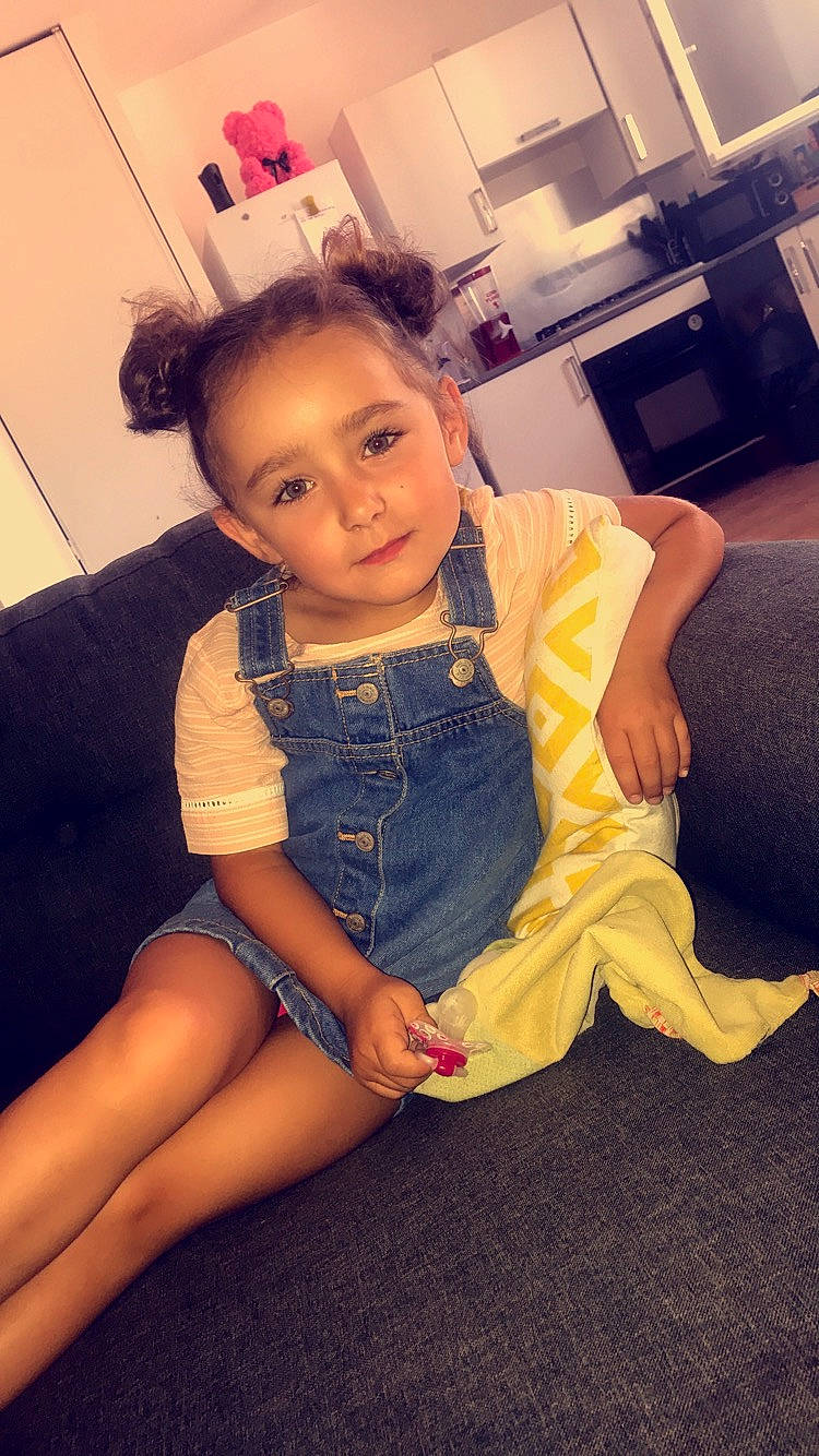 Layanna participe au concours pour gagner de l'argent avec cette photo : arm, child, fun, hair_coloring, hairstyle, human_leg, leg, long_hair, person, sitting, smile, thigh, toddler