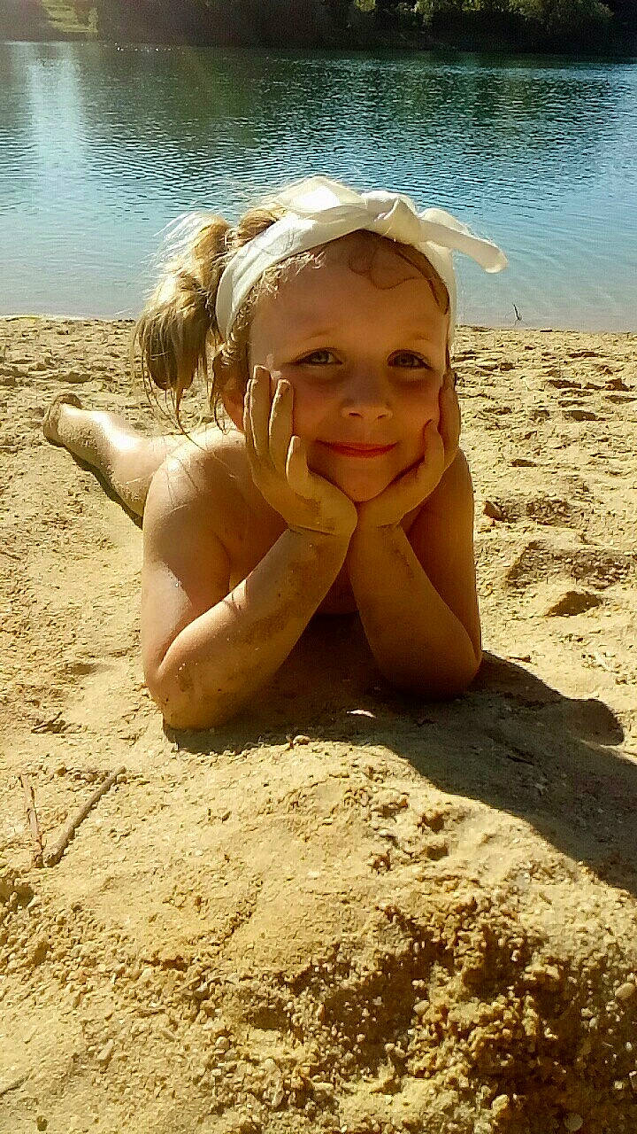 Adriana participe au concours pour gagner de l'argent avec cette photo : child, fawn, fun, joy, person, sand, smile, summer, vacation