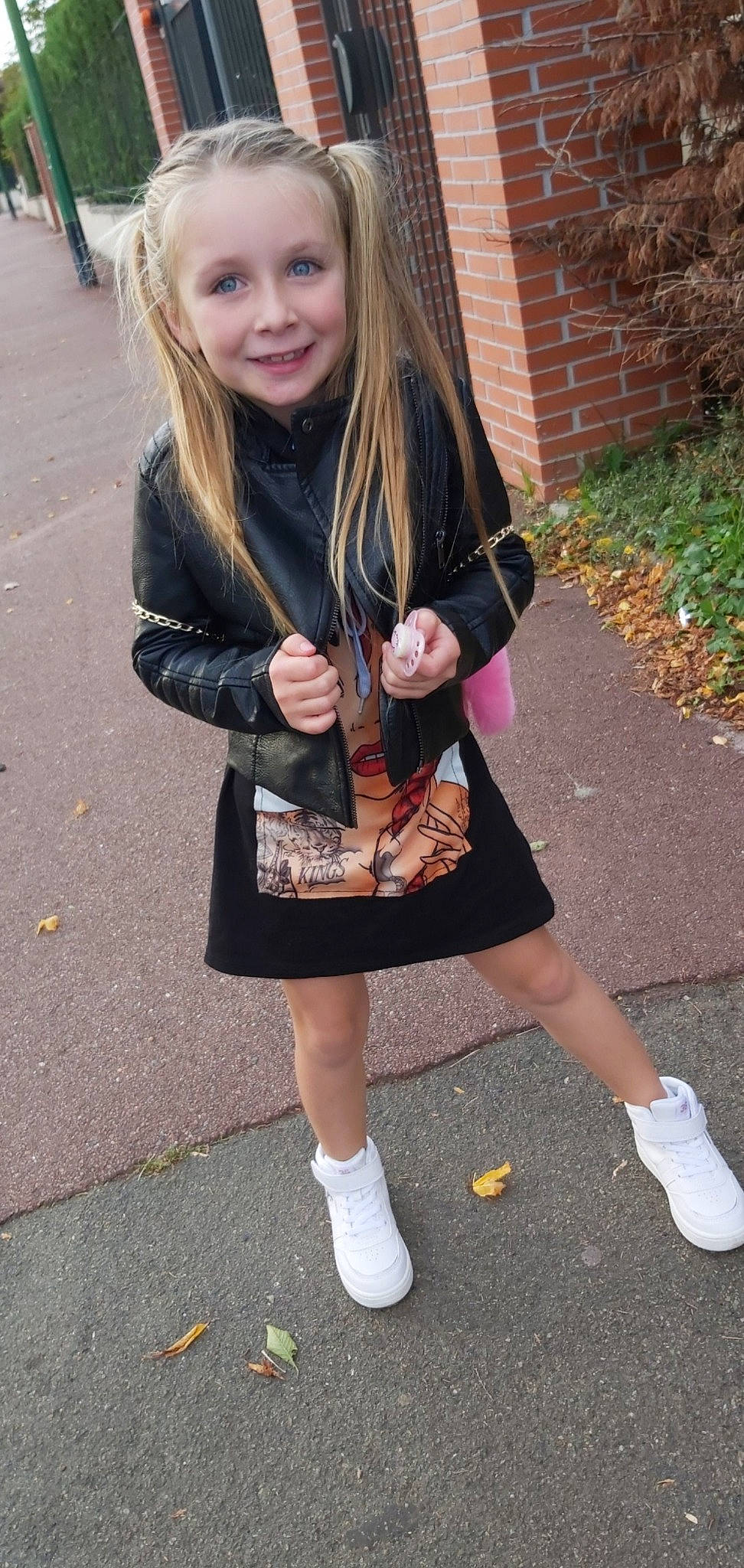Adriana participe au concours pour gagner de l'argent avec cette photo : child_model, clothing, footwear, jacket, joy, long_hair, person, shoe, snapshot, street_fashion
