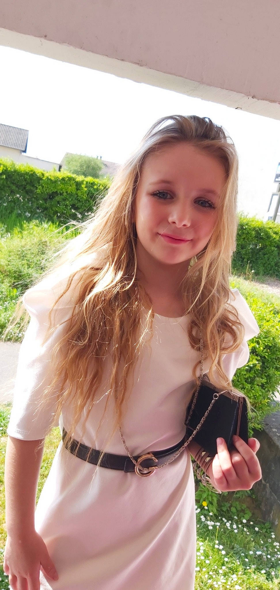 Adriana a rejoint le concours — aidez-le/la à gagner de superbes lots ! blond, brown_hair, dress, fashion_accessory, fawn, grass, hair, hair_coloring, hairstyle, joy, long_hair, person, photography, shoulder, smile, summer, waist