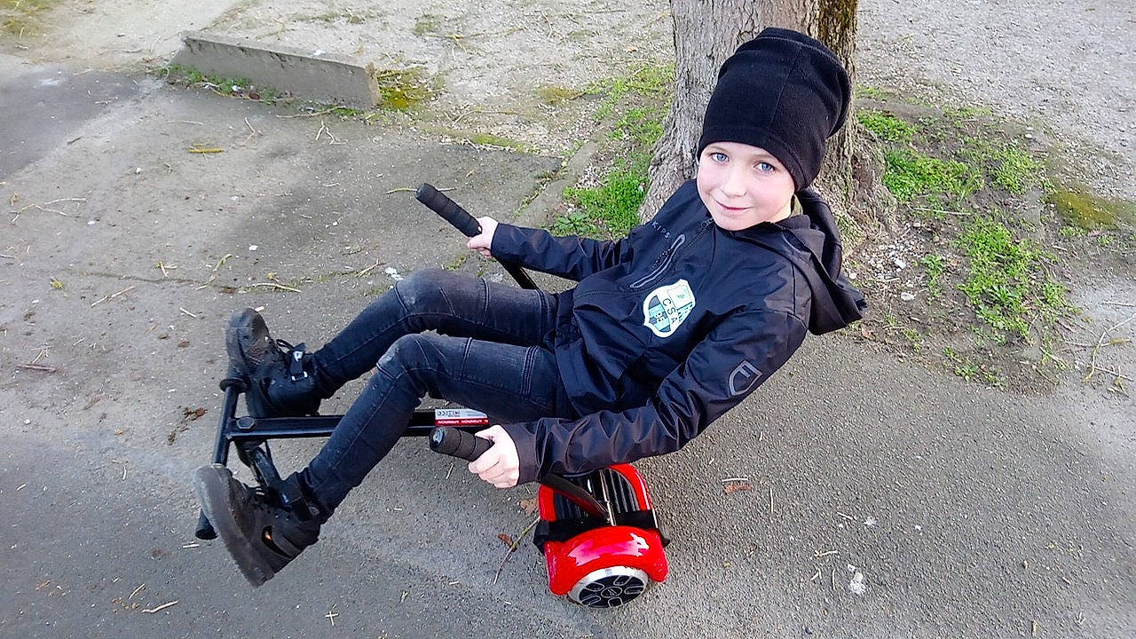 Luka participe au concours pour gagner de l'argent avec cette photo : child, footwear, headwear, joy, person, recreation, roller_skating, vehicle