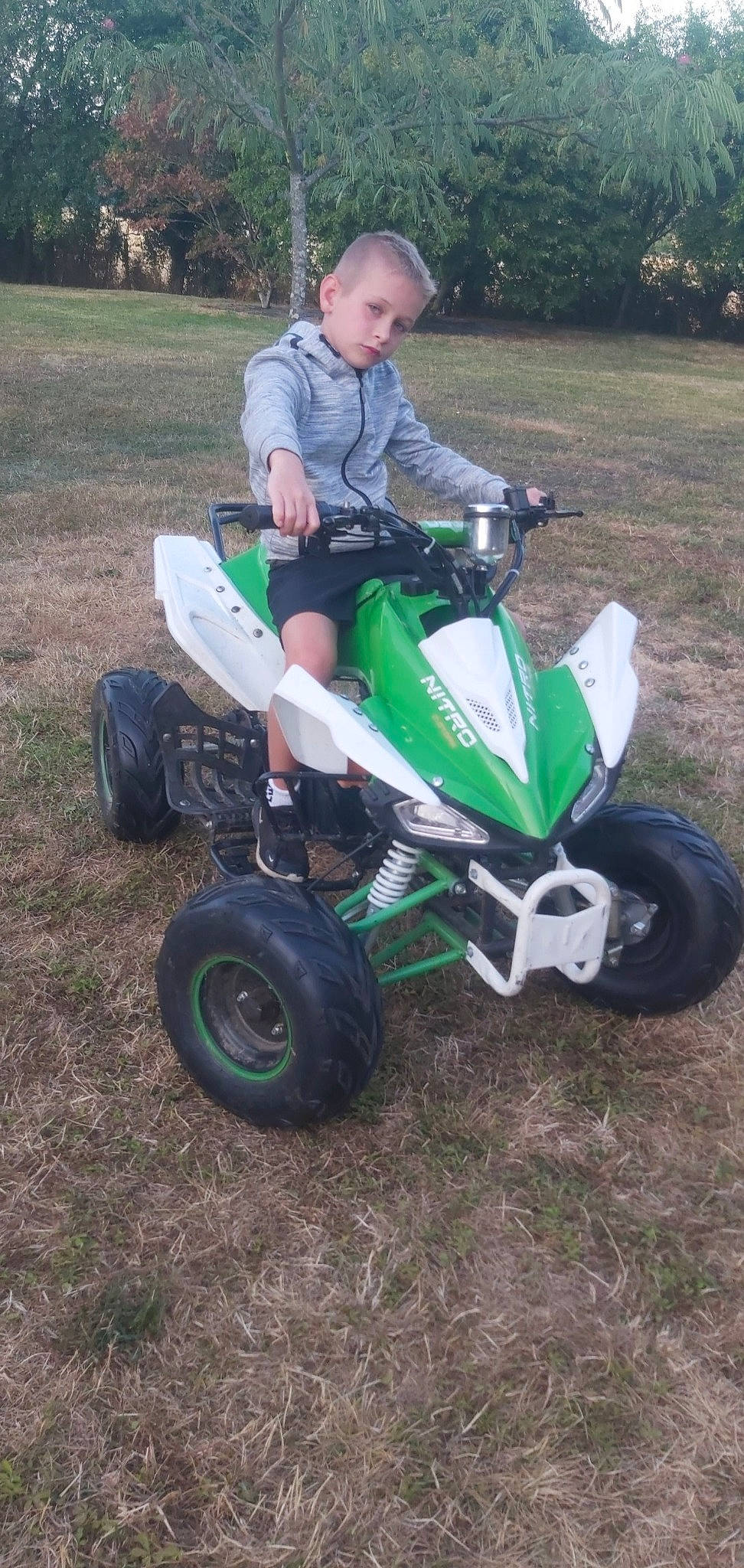 Luka a rejoint le concours — aidez-le/la à gagner de superbes lots ! all_terrain_vehicle, automotive_tire, automotive_wheel_system, car, electric_vehicle, land_vehicle, motor_vehicle, motorsport, off_road_vehicle, person, riding_toy, rim, toddler, vehicle, wheel