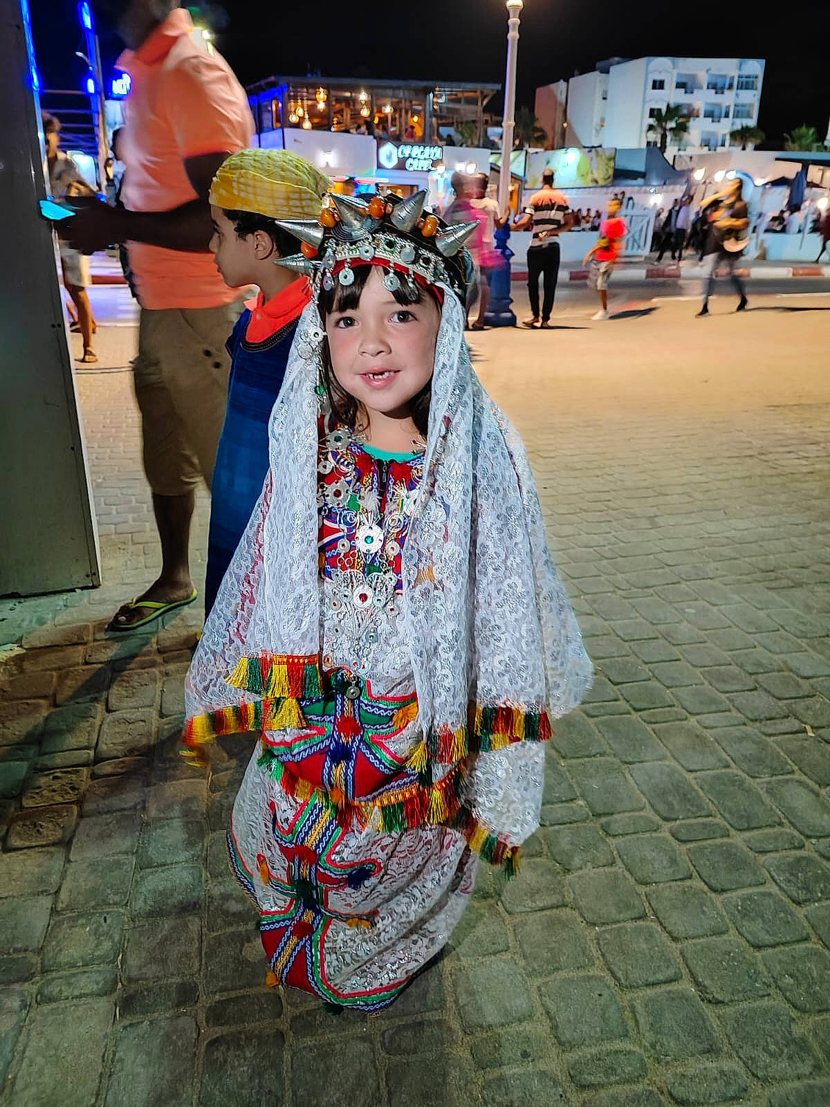 Nyhad a rejoint le concours — aidez-le/la à gagner de superbes lots ! city, costume, crowd, entertainment, event, eyewear, fashion_accessory, fashion_design, festival, fun, headwear, joy, leisure, luggage_and_bags, pedestrian, person, public_space, road, street, sunglasses