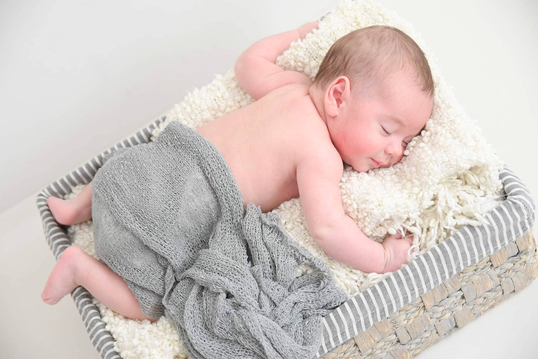 Eden a rejoint le concours — aidez-le/la à gagner de superbes lots ! baby, baby_sleeping, baby_toddler_clothing, child, comfort, finger, grey, hair_accessory, headgear, headpiece, linens, pattern, person, pink, product, sitting, skin, sleeve, textile, toddler