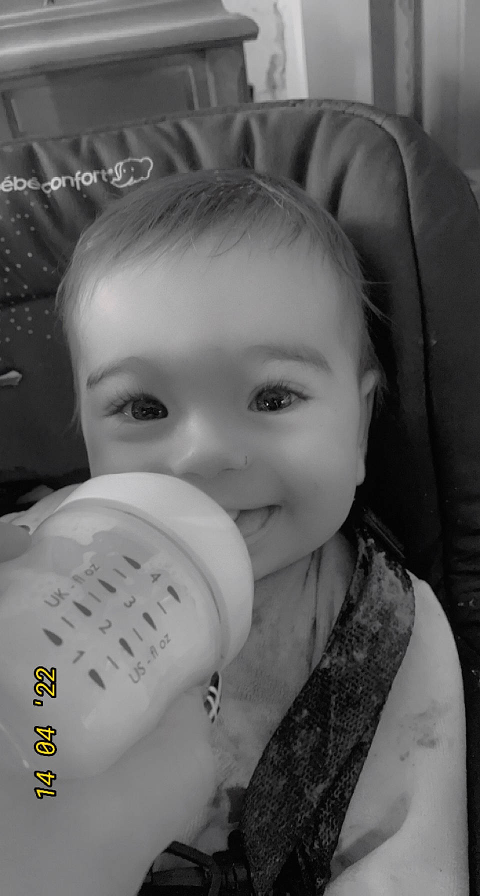 Eden a rejoint le concours — aidez-le/la à gagner de superbes lots ! baby_bottle, black, bottle, cheek, chin, drinkware, eye, eyebrow, eyelash, face, facial_expression, hairstyle, head, lip, mouth, nose, person, photograph, skin, smile