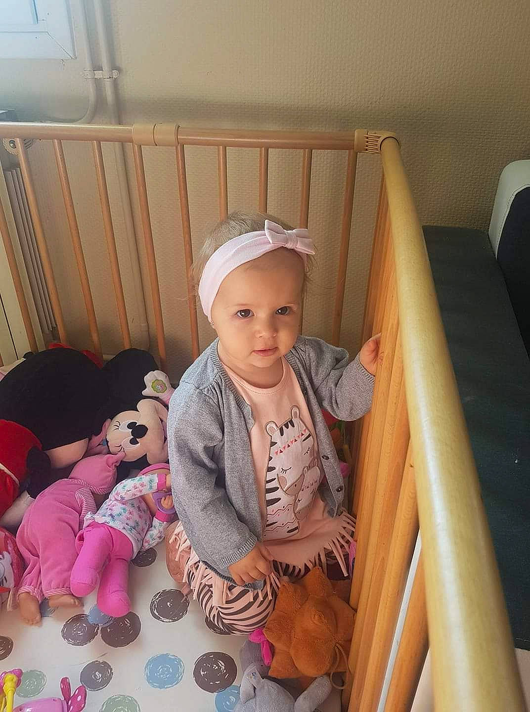 Maëlyne a rejoint le concours — aidez-le/la à gagner de superbes lots ! child, day, ear, eye, furniture, girl, hair_accessory, headgear, human_hair_color, infant, organ, person, pink, product, sitting, skin, textile, toddler