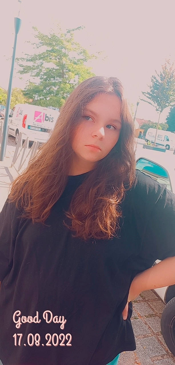 Camille a rejoint le concours — aidez-le/la à gagner de superbes lots ! black_hair, blond, brown_hair, cool, eyewear, face, facial_expression, flash_photography, fun, grass, happy, jewellery, layered_hair, lens_flare, lip, long_hair, person, skin, sleeve, thigh